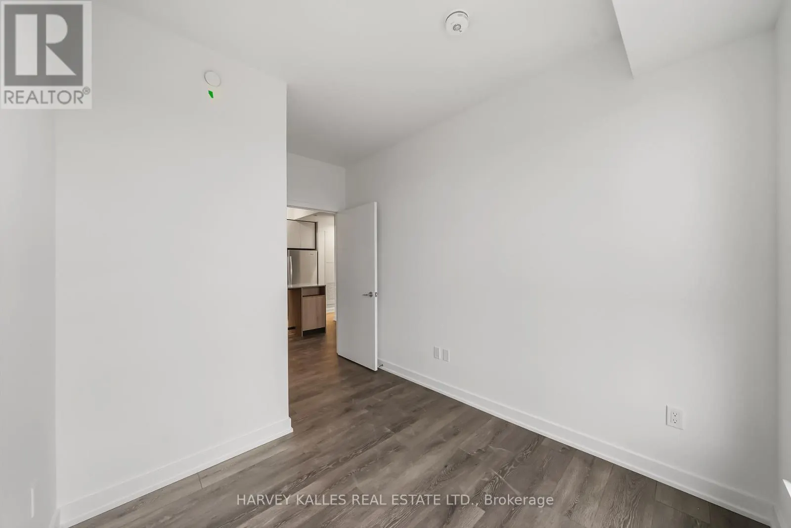 514 - 1007 THE QUEENSWAY