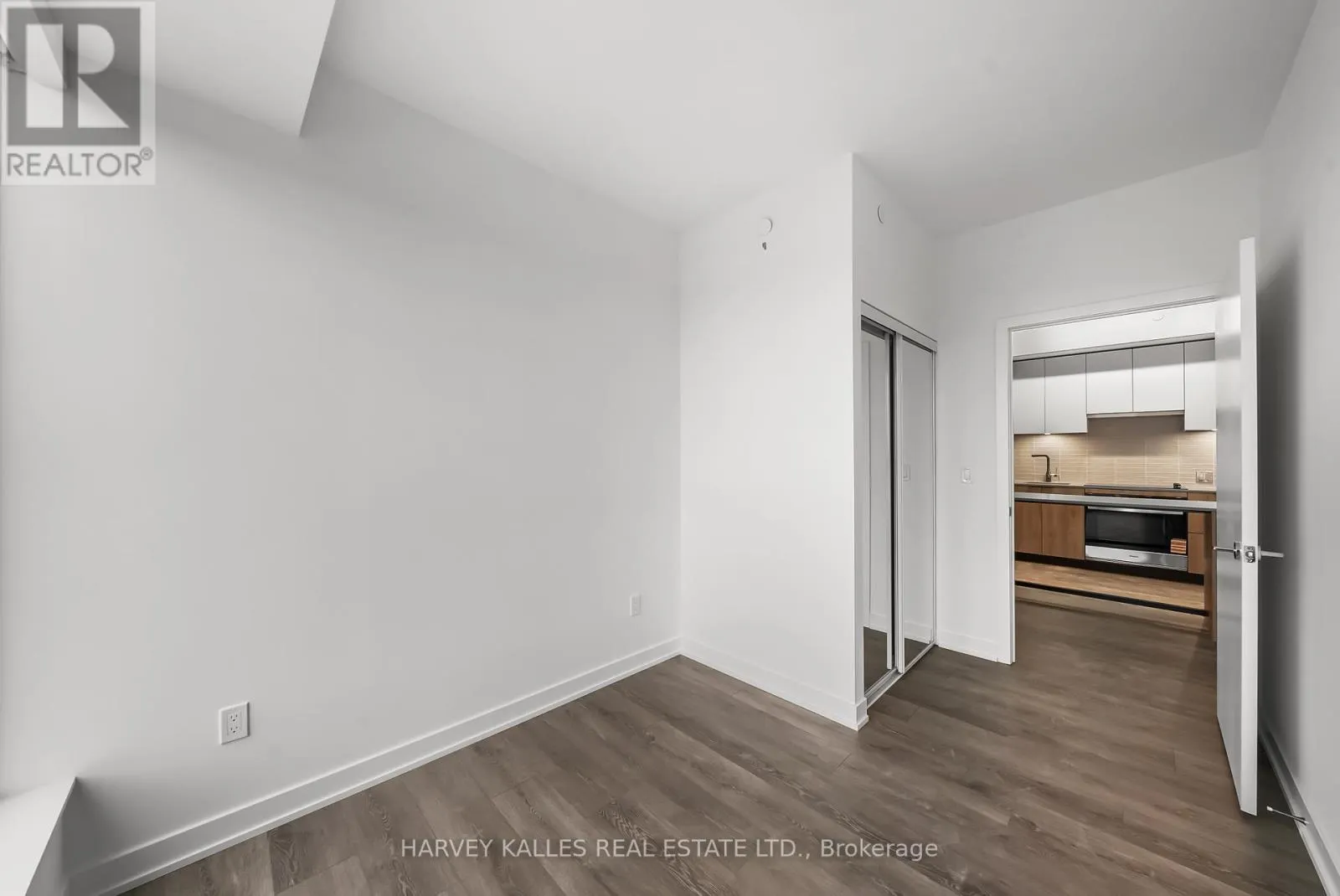 514 - 1007 THE QUEENSWAY