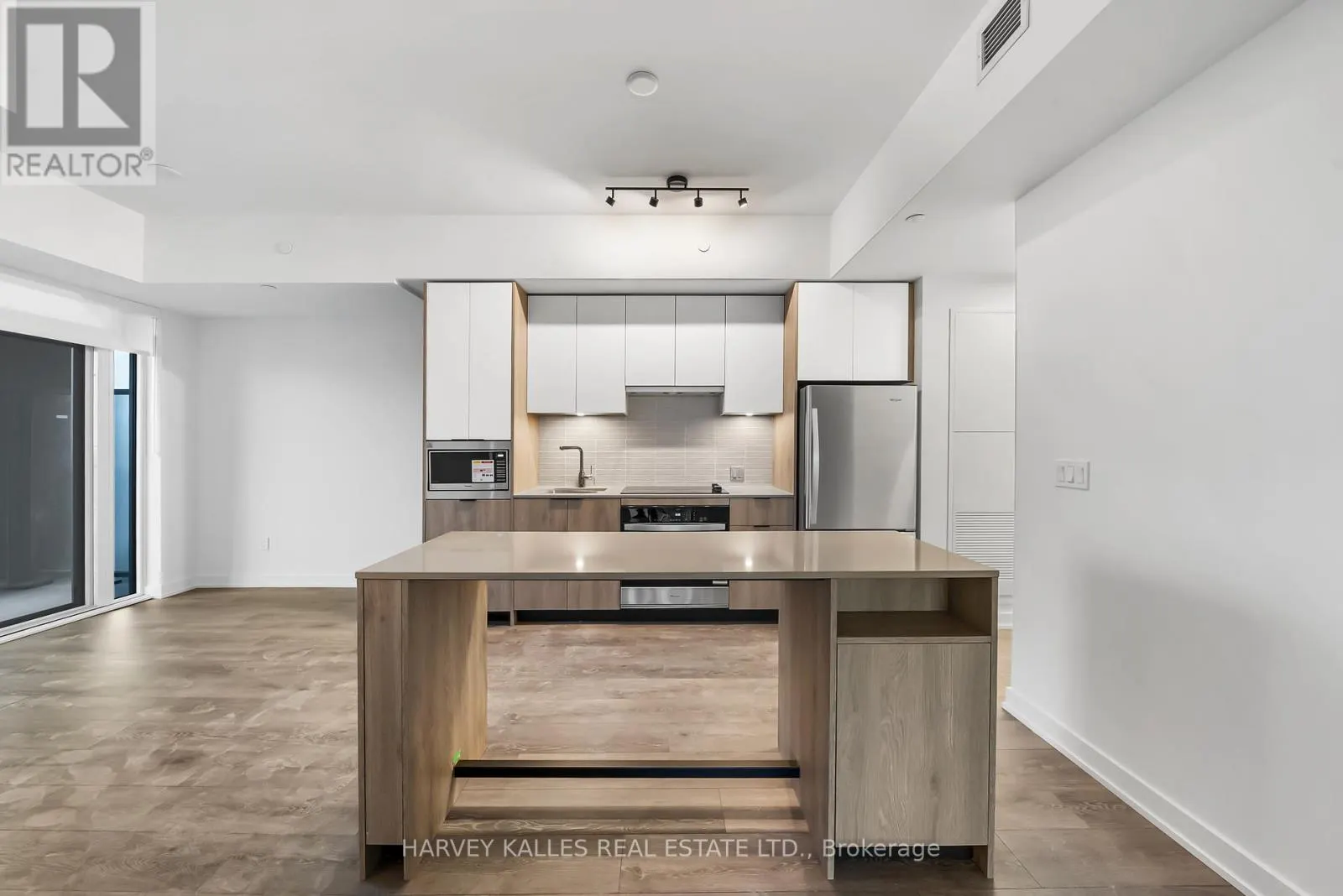 514 - 1007 THE QUEENSWAY