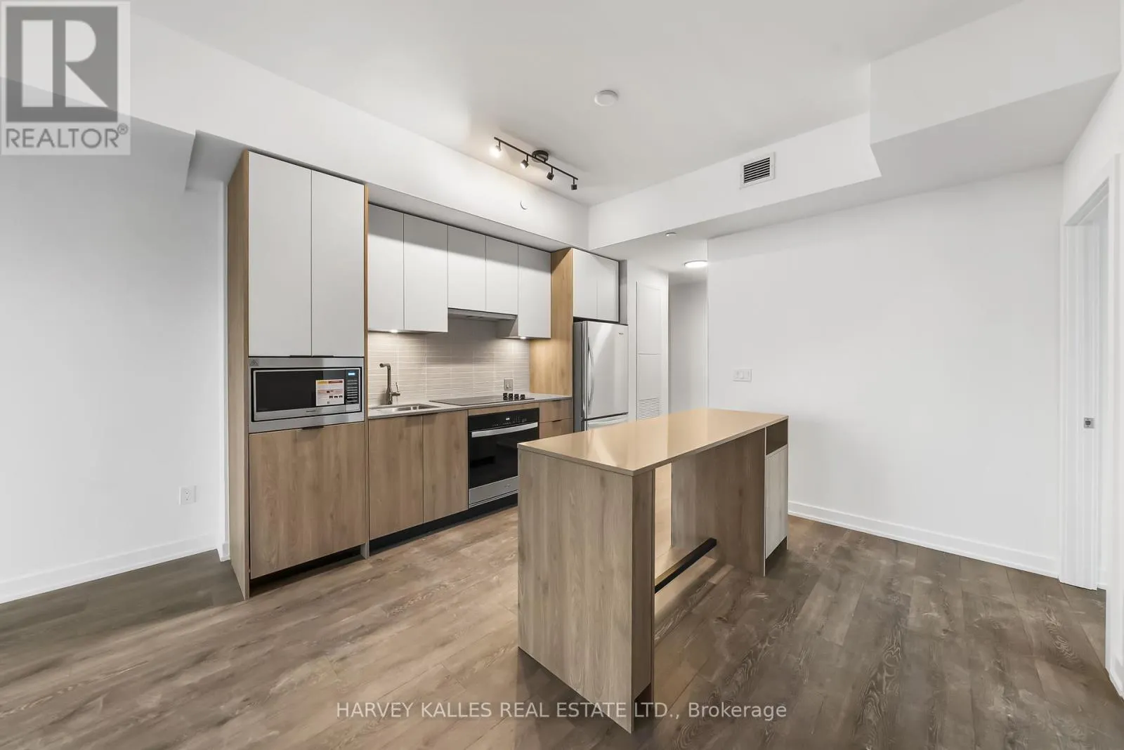 514 - 1007 THE QUEENSWAY