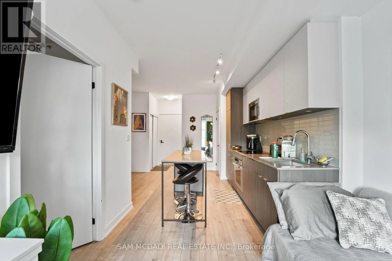 212 - 215 LAKESHORE ROAD W