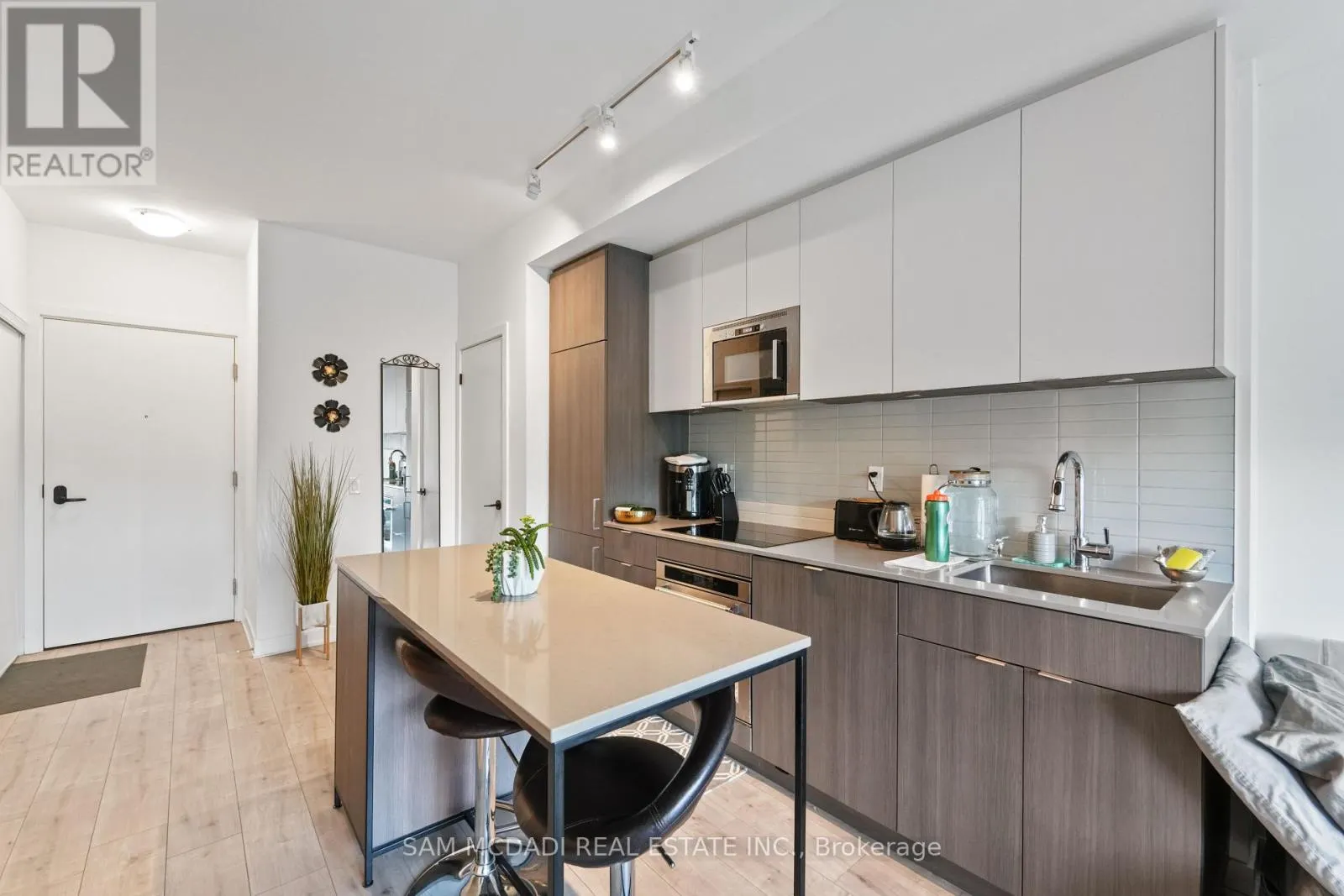 212 - 215 LAKESHORE ROAD W