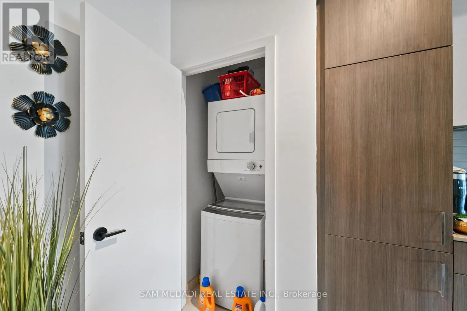 212 - 215 LAKESHORE ROAD W