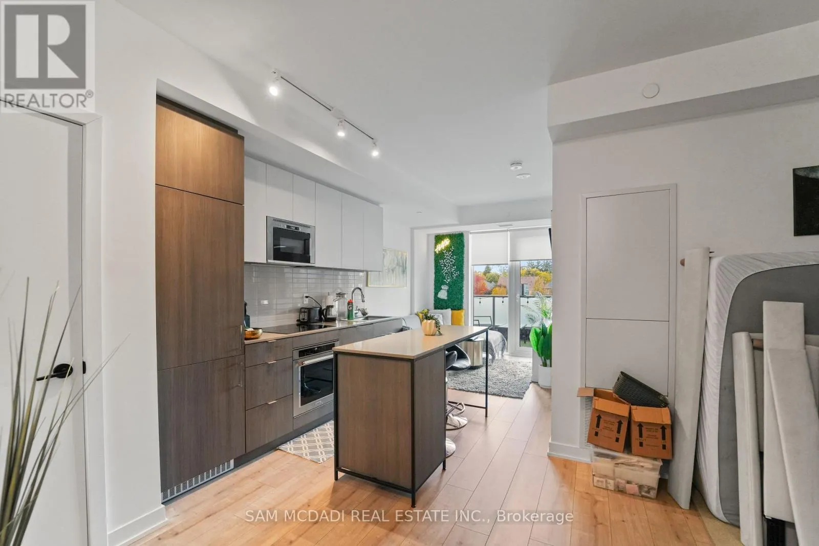 212 - 215 LAKESHORE ROAD W