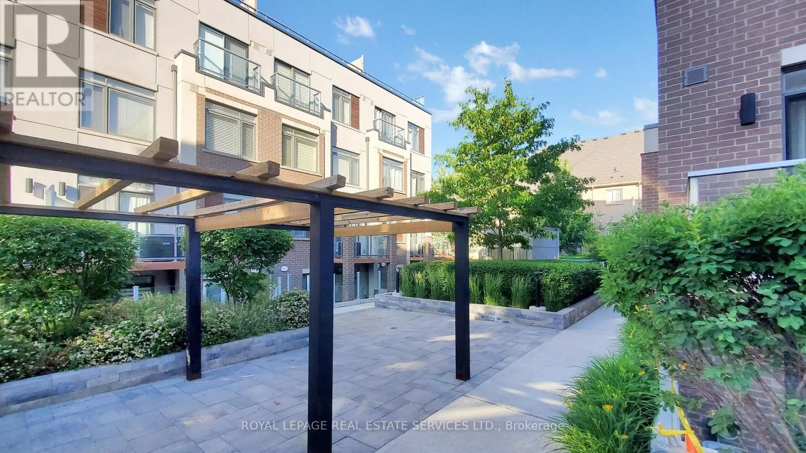 304 - 3058 SIXTH LINE