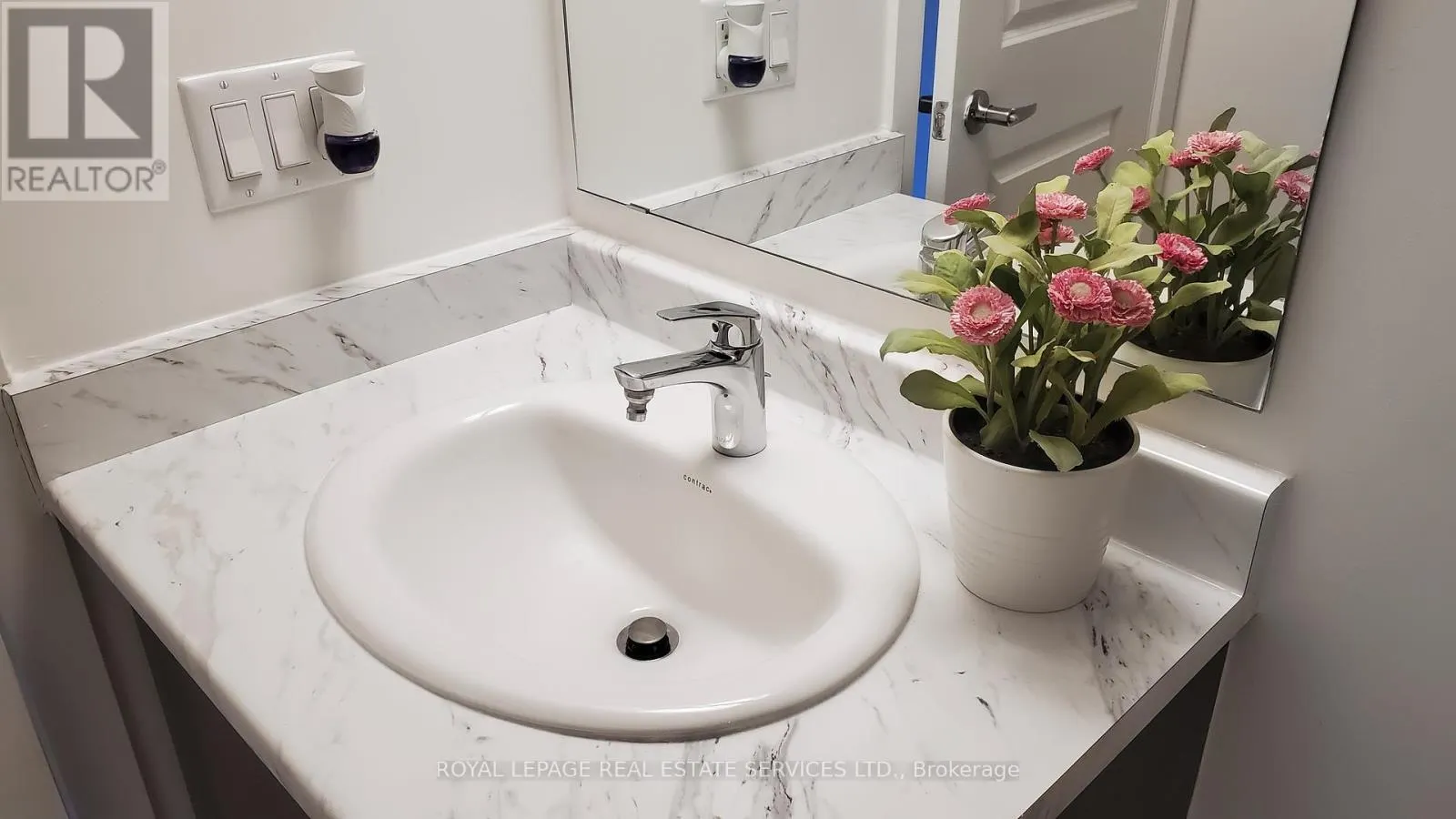 304 - 3058 SIXTH LINE