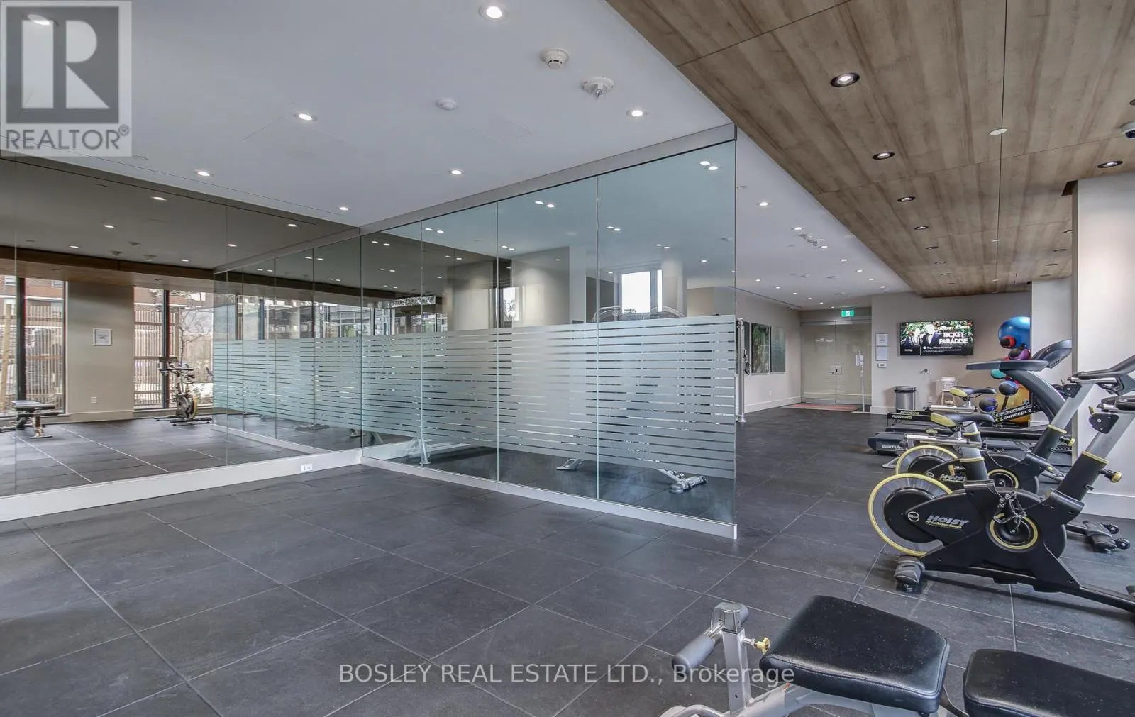 303 - 21 PARK STREET E