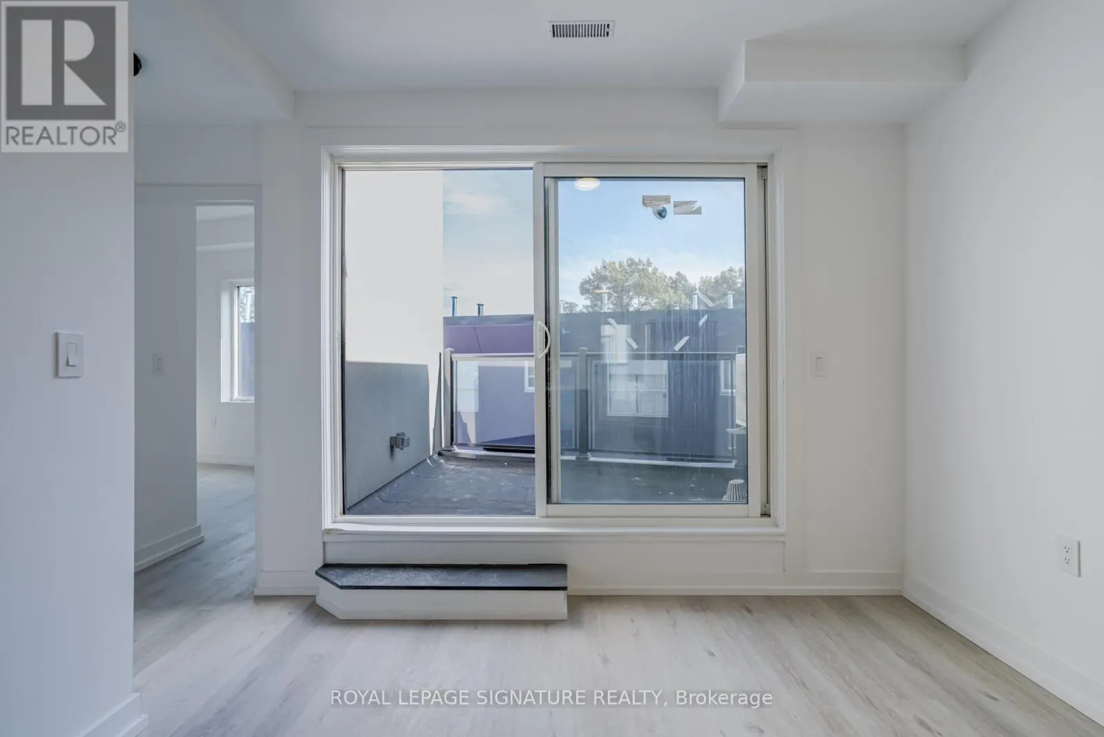 8 - 3039 DUNDAS STREET W