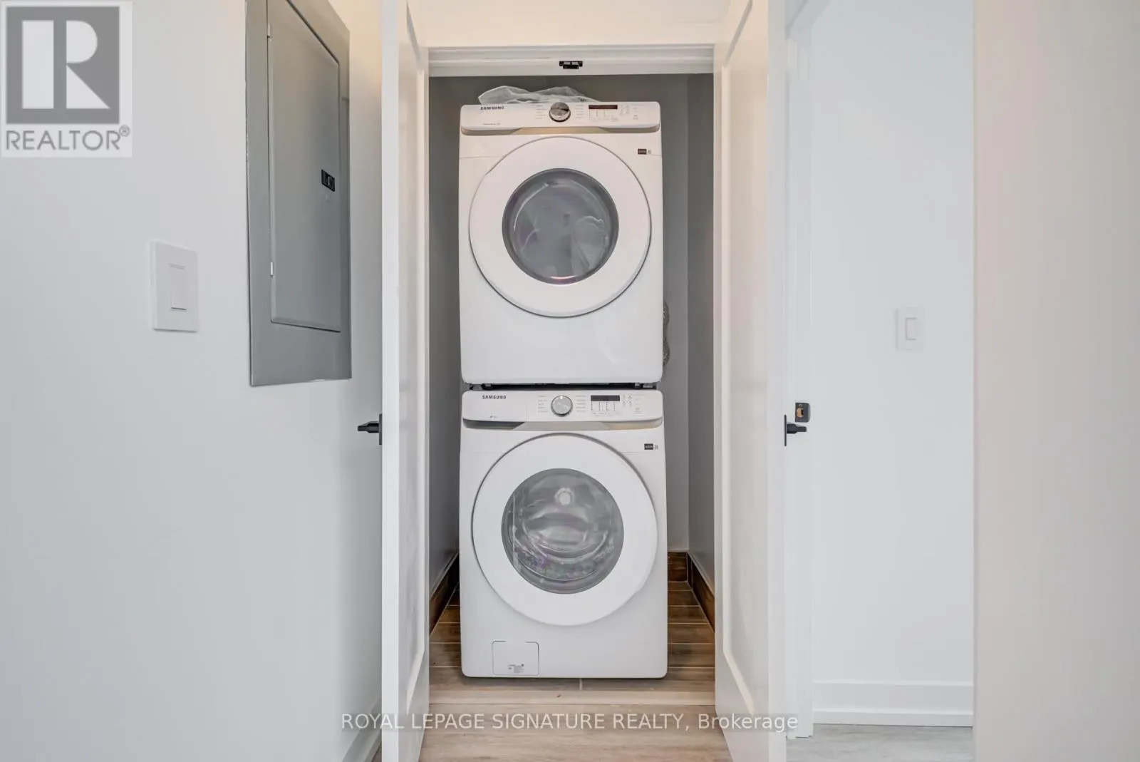 8 - 3039 DUNDAS STREET W