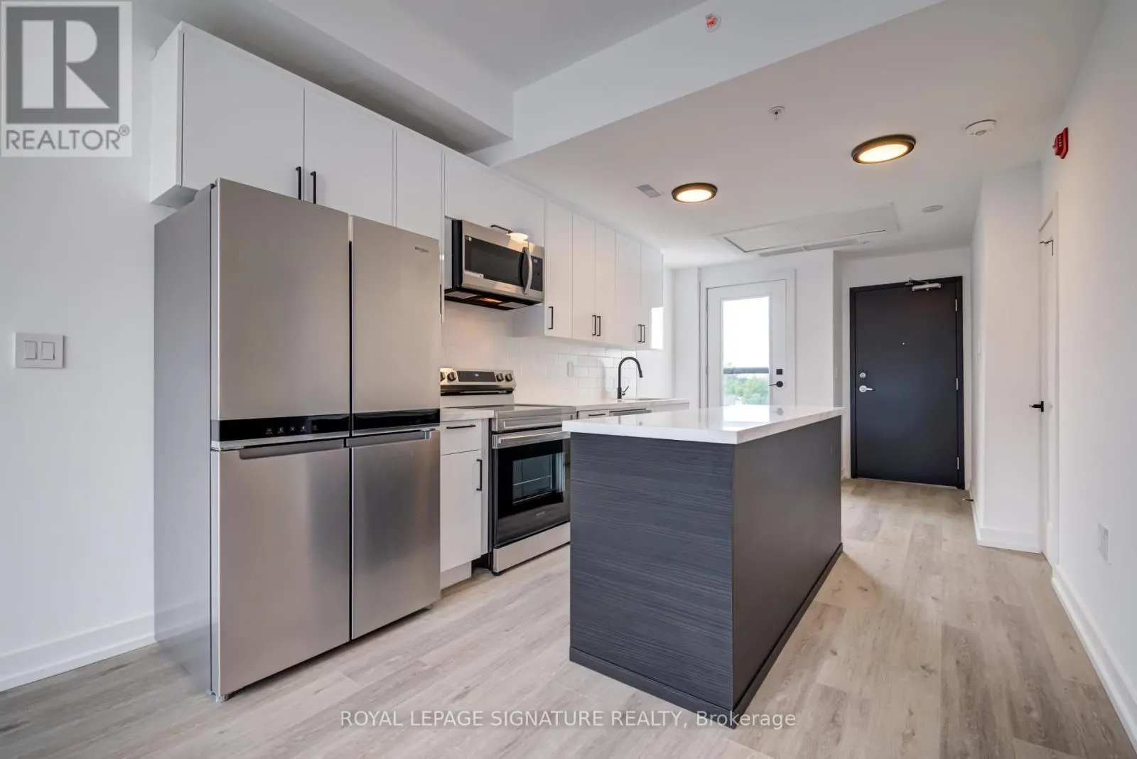 8 - 3039 DUNDAS STREET W