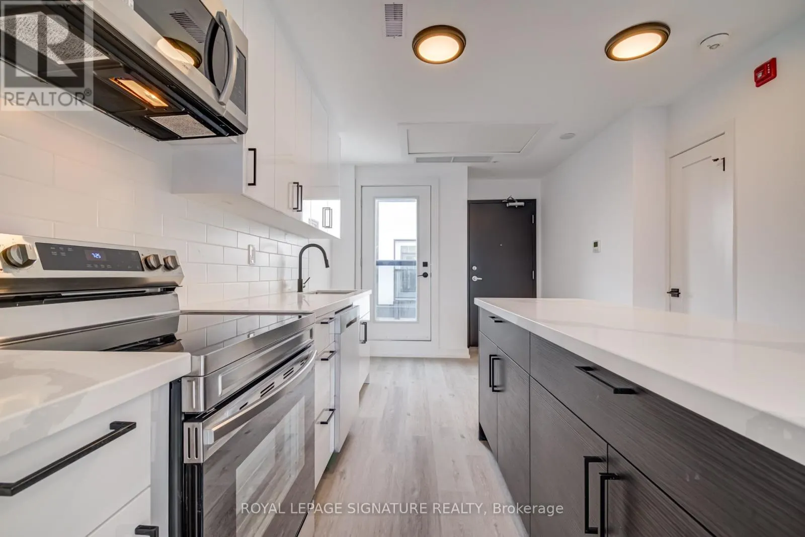 8 - 3039 DUNDAS STREET W