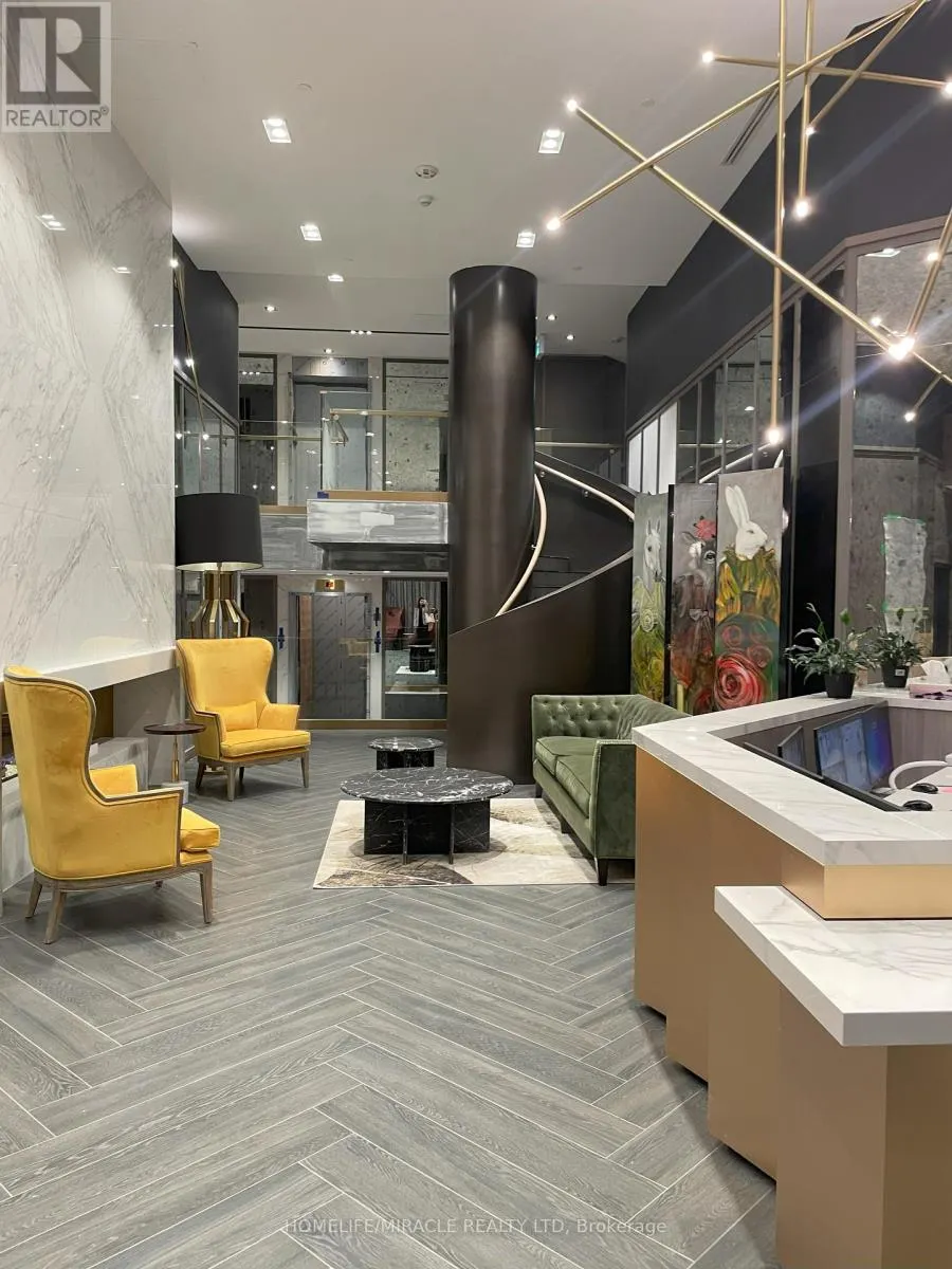 331 - 395 DUNDAS STREET W