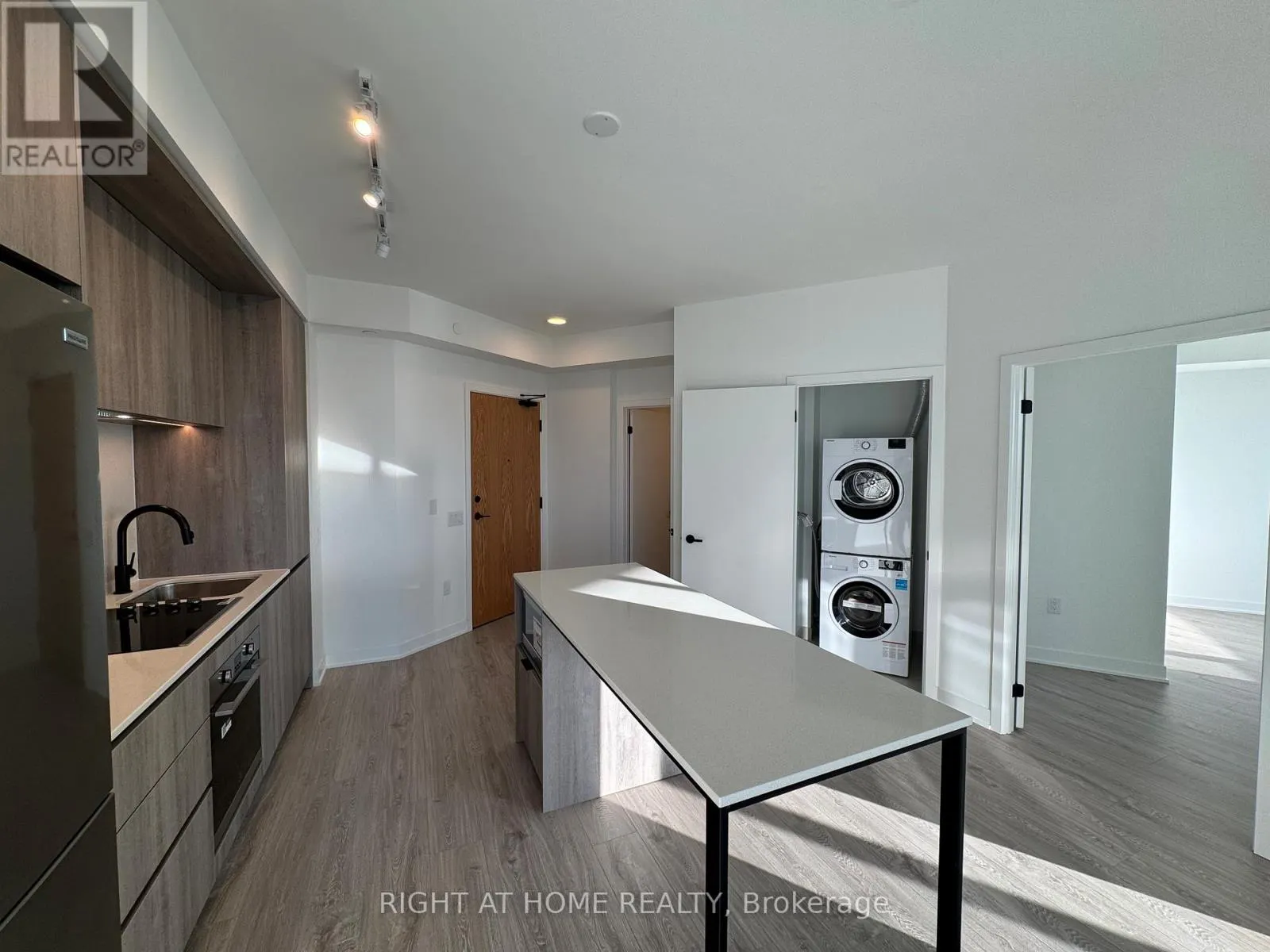 1906 - 2495 EGLINTON AVENUE W