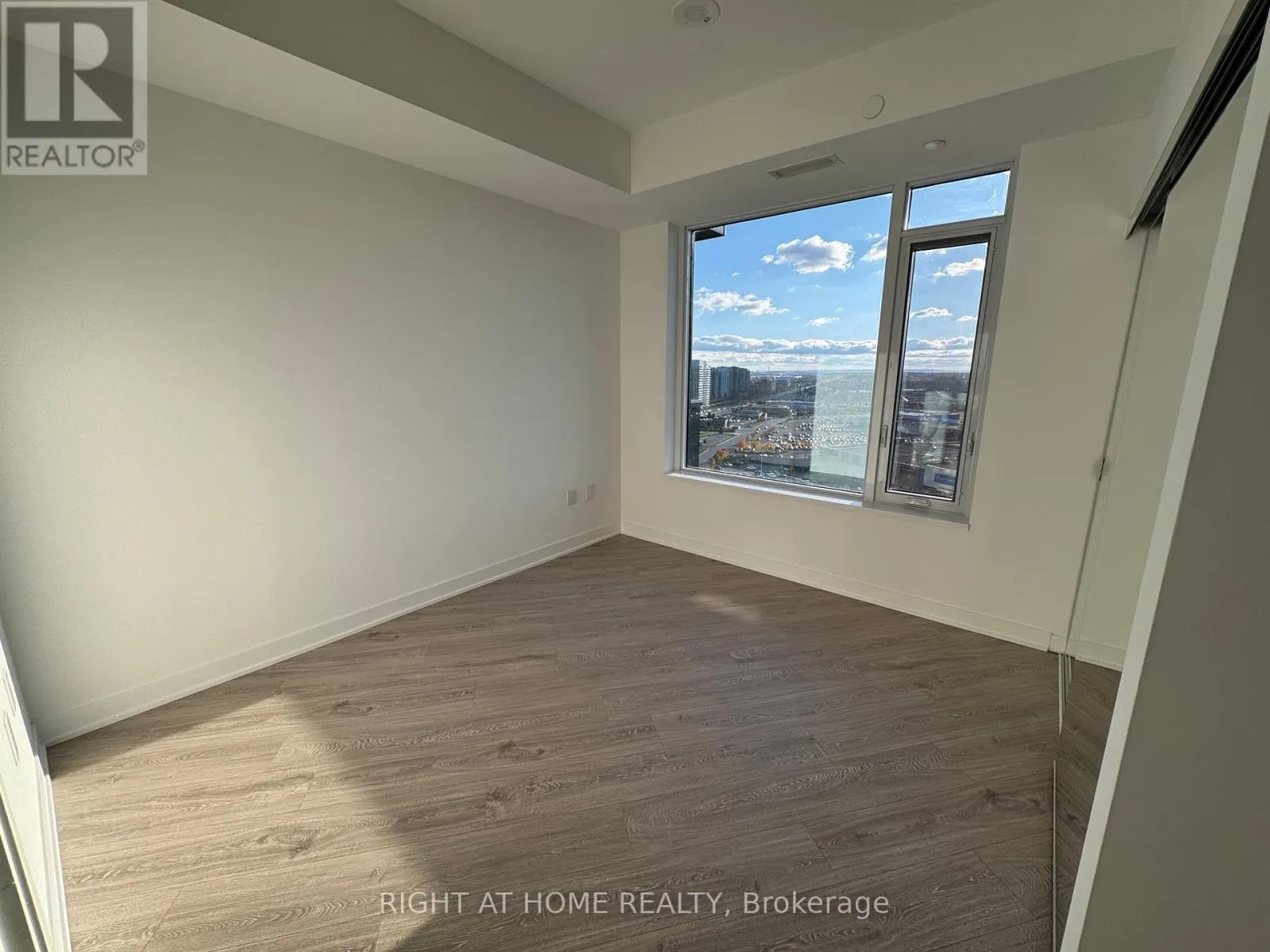 1906 - 2495 EGLINTON AVENUE W