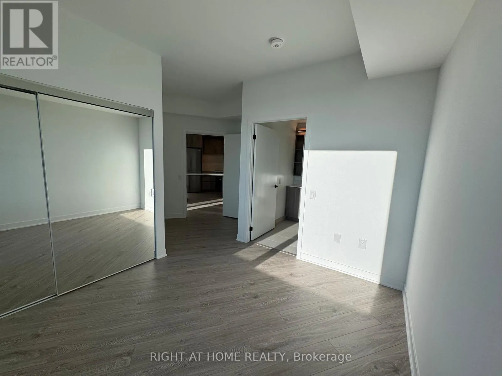 1906 - 2495 EGLINTON AVENUE W