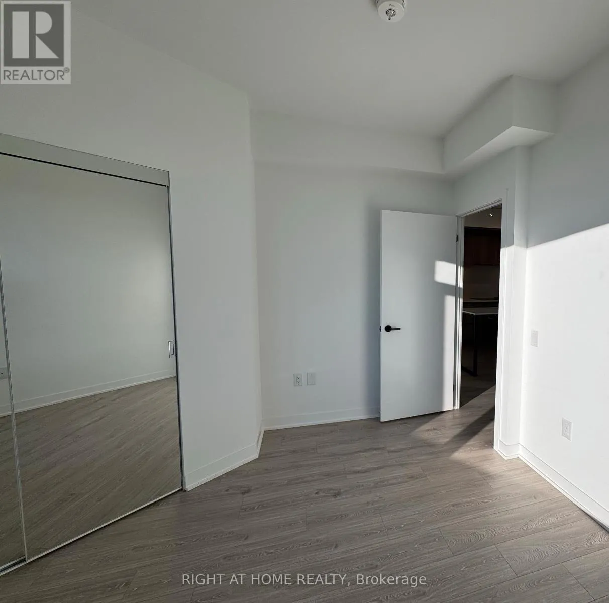 1906 - 2495 EGLINTON AVENUE W