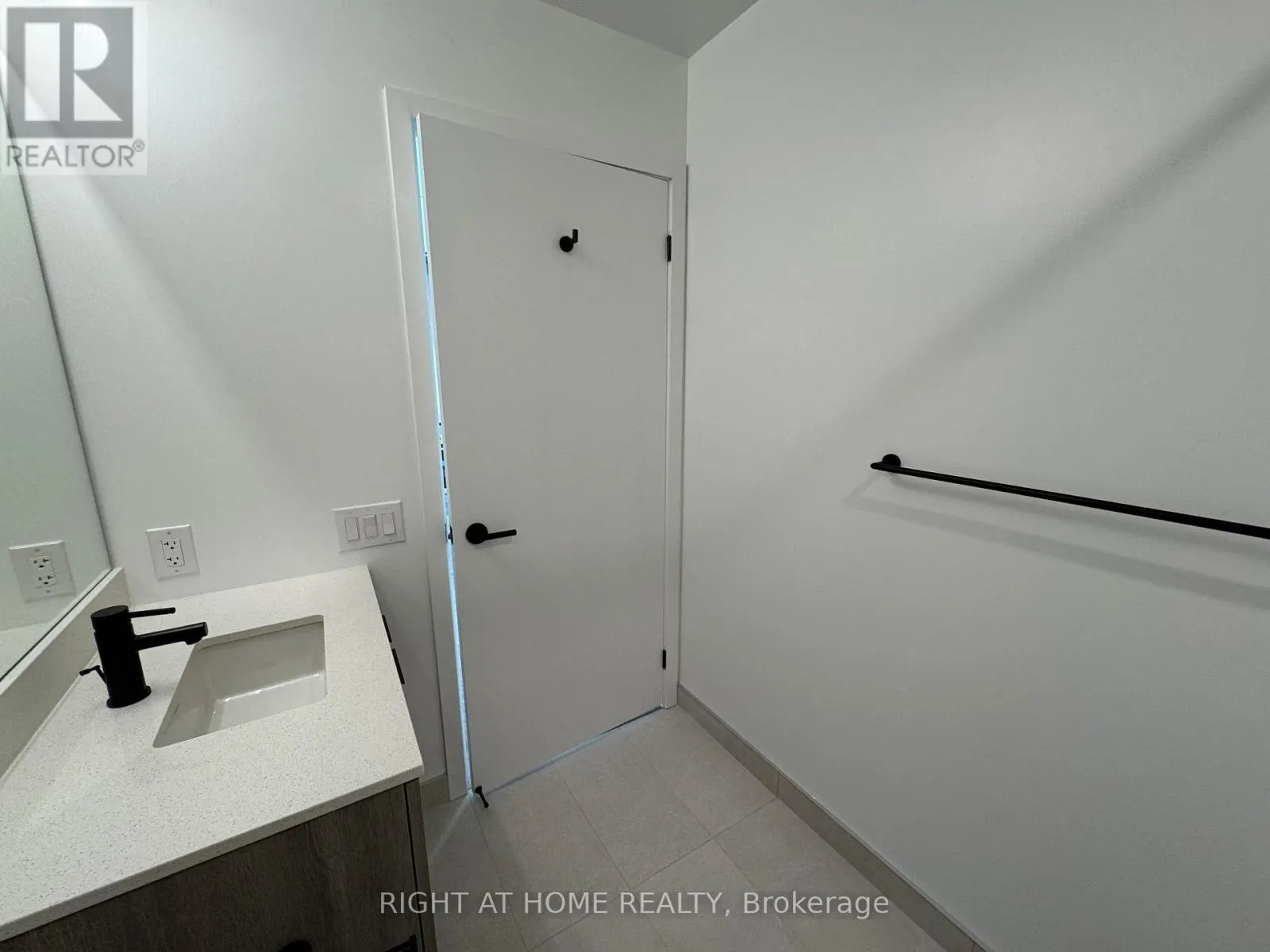 1906 - 2495 EGLINTON AVENUE W