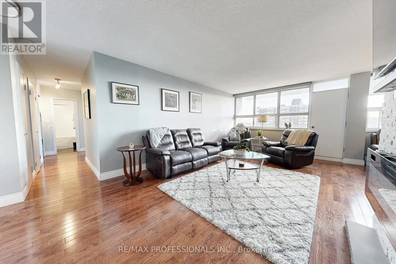 907 - 151 LA ROSE AVENUE