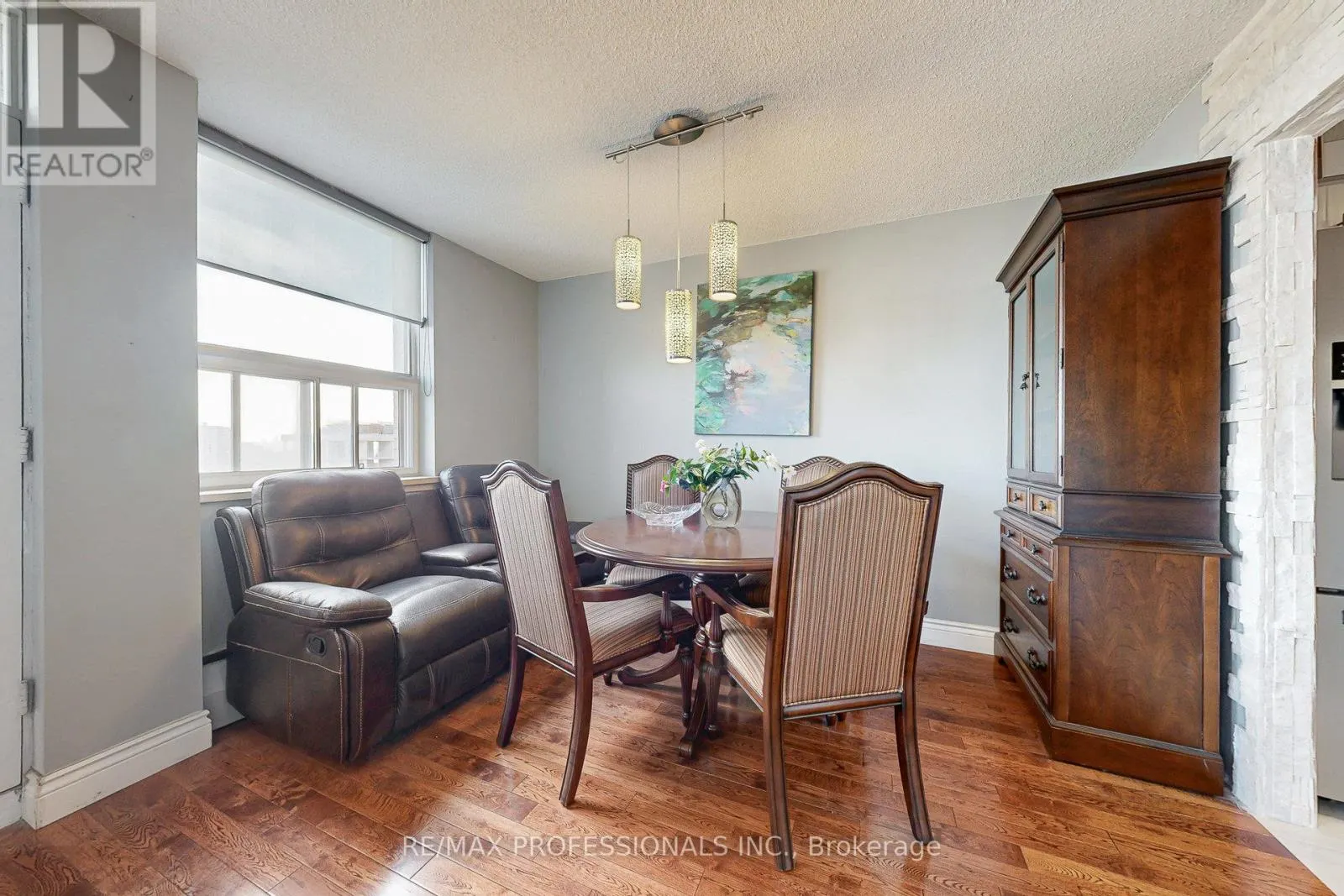 907 - 151 LA ROSE AVENUE