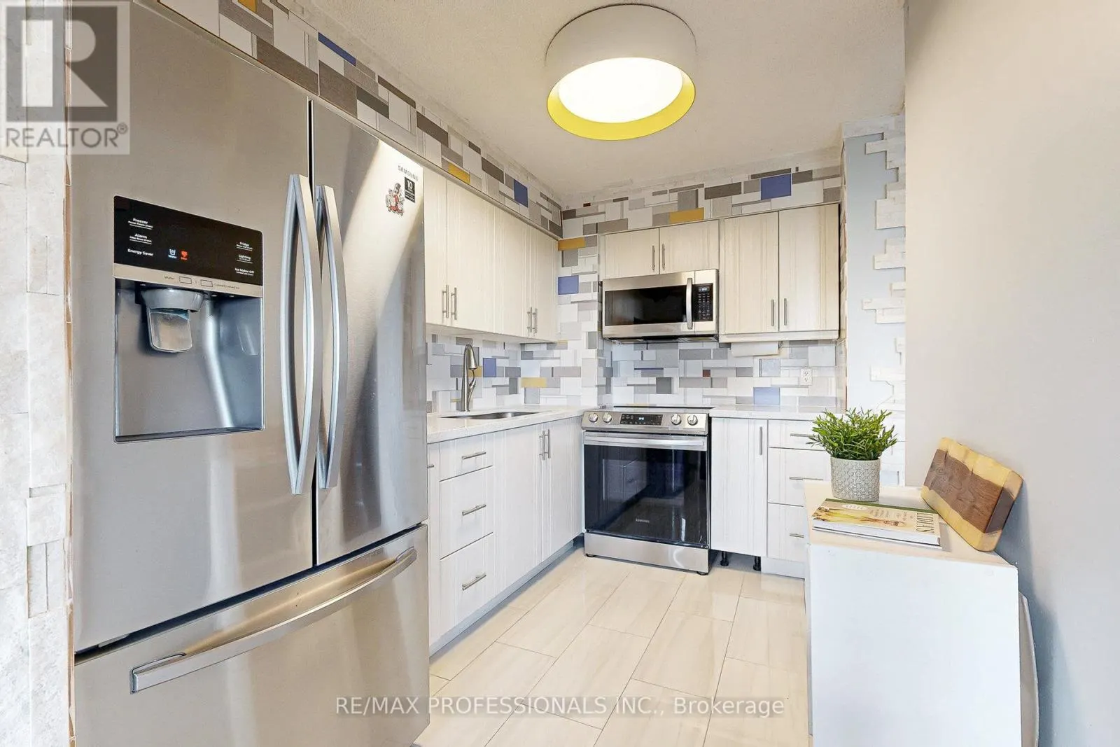 907 - 151 LA ROSE AVENUE