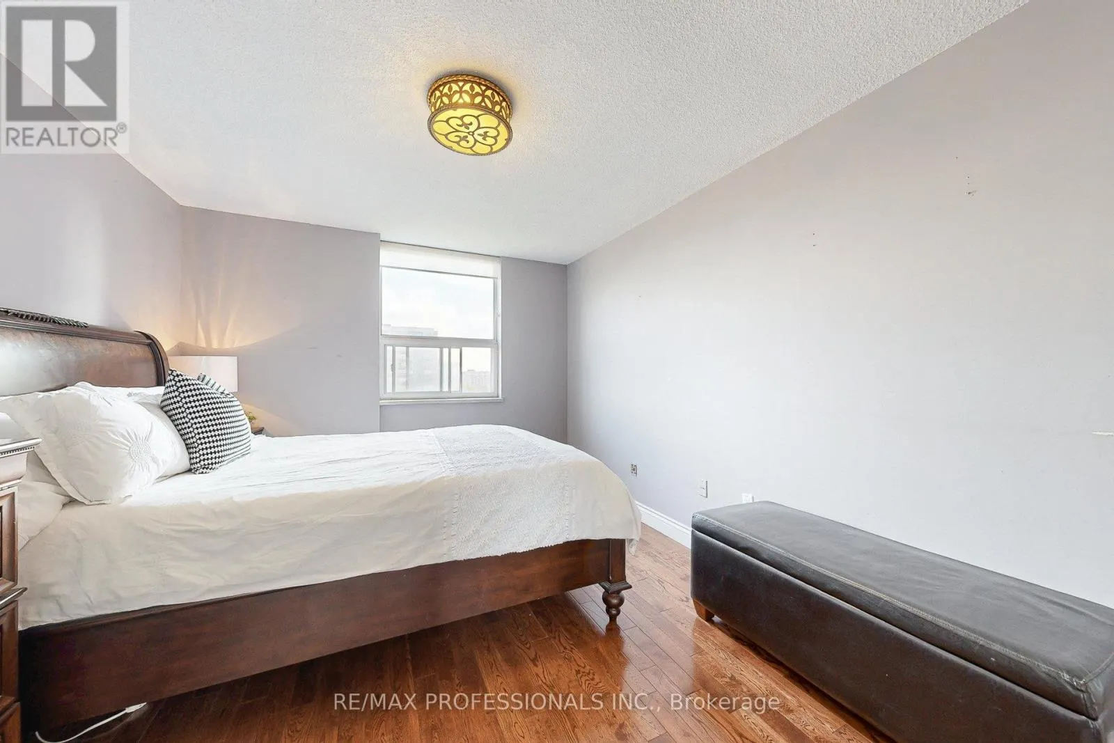 907 - 151 LA ROSE AVENUE