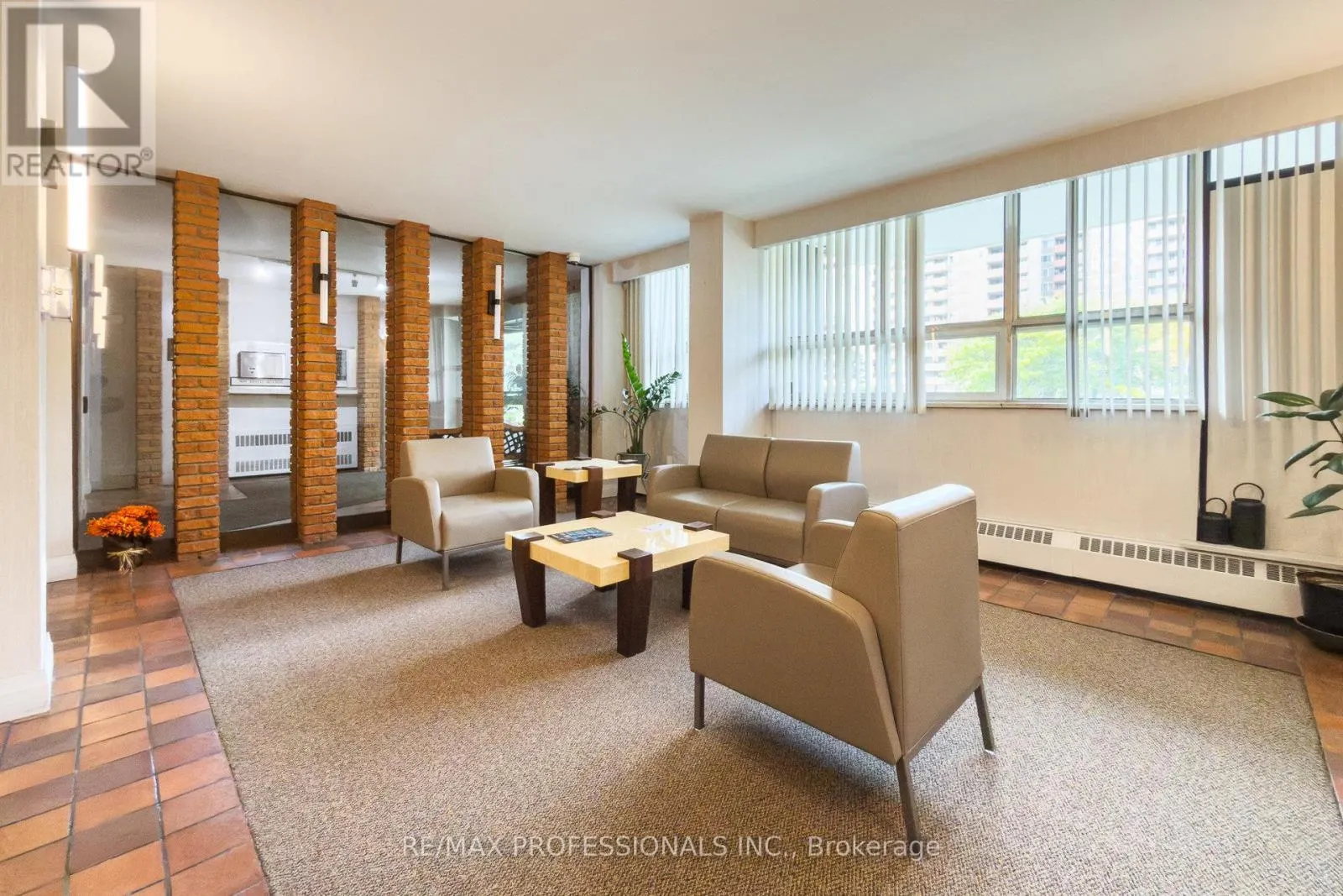 907 - 151 LA ROSE AVENUE