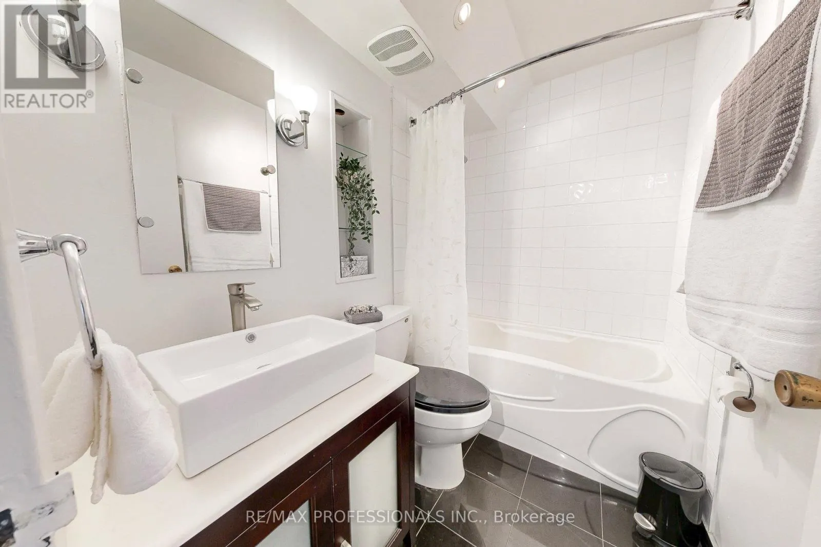 907 - 151 LA ROSE AVENUE