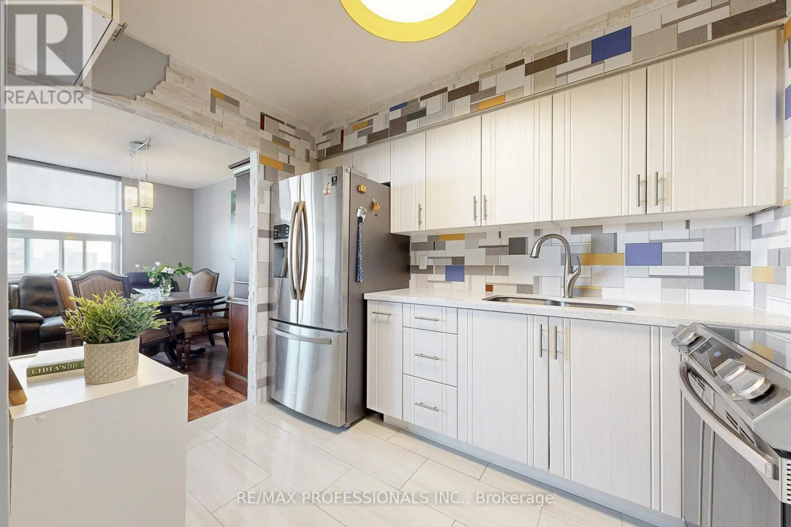 907 - 151 LA ROSE AVENUE