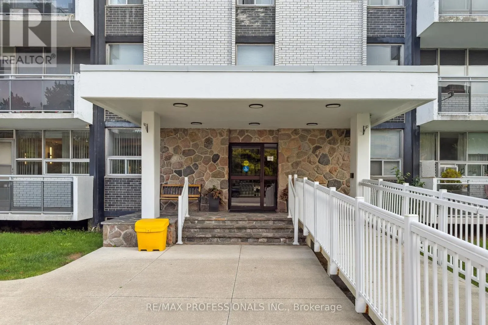 907 - 151 LA ROSE AVENUE