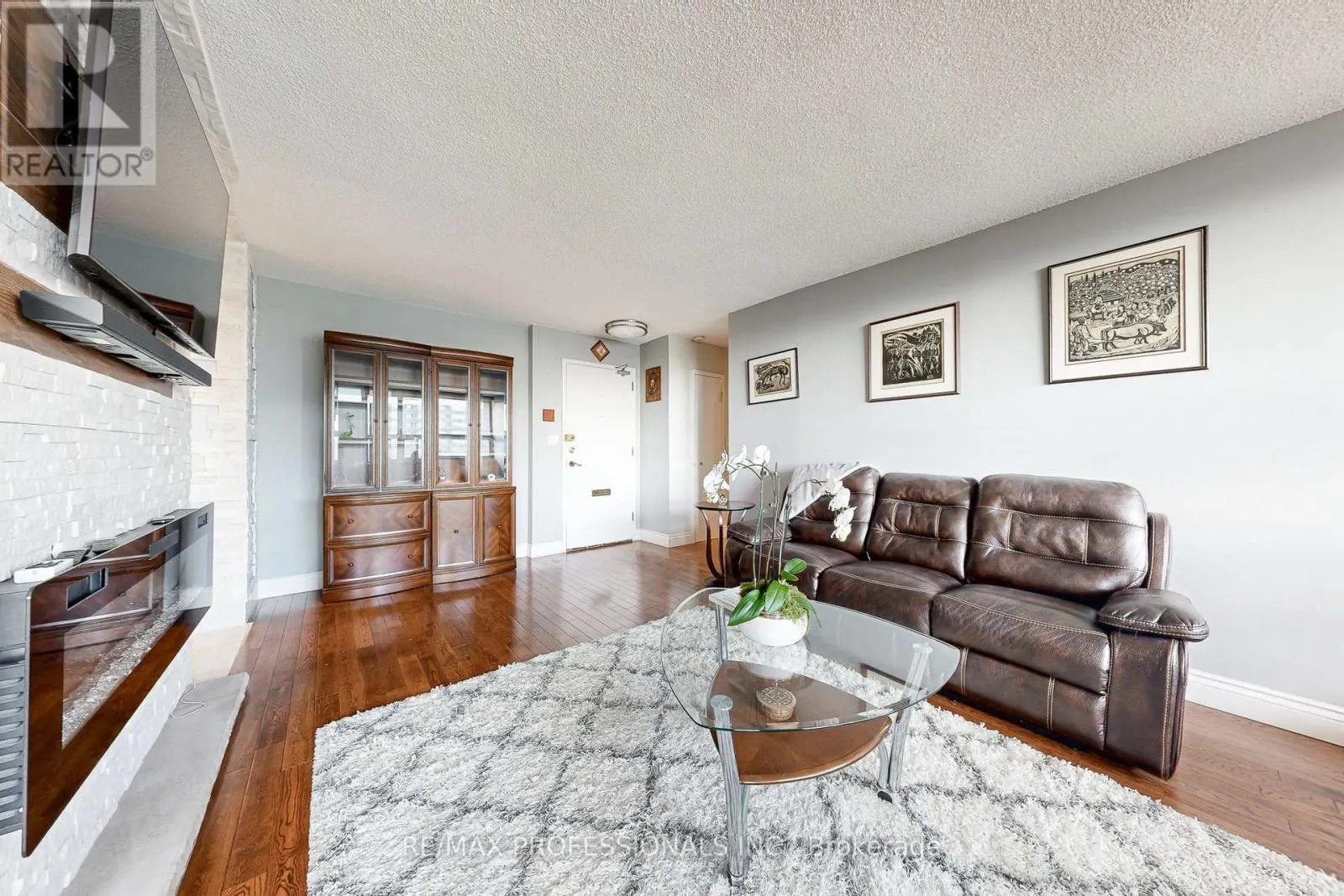 907 - 151 LA ROSE AVENUE