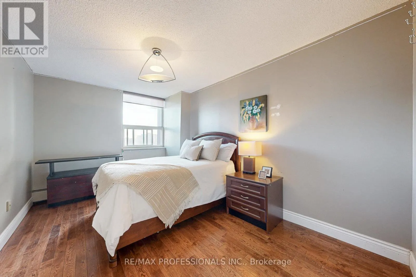 907 - 151 LA ROSE AVENUE