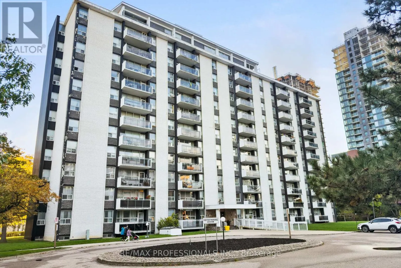 907 - 151 LA ROSE AVENUE