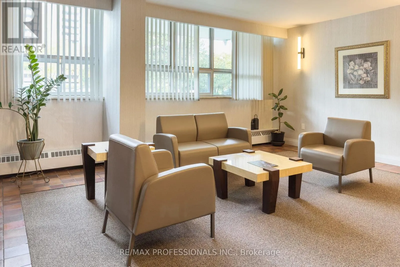 907 - 151 LA ROSE AVENUE