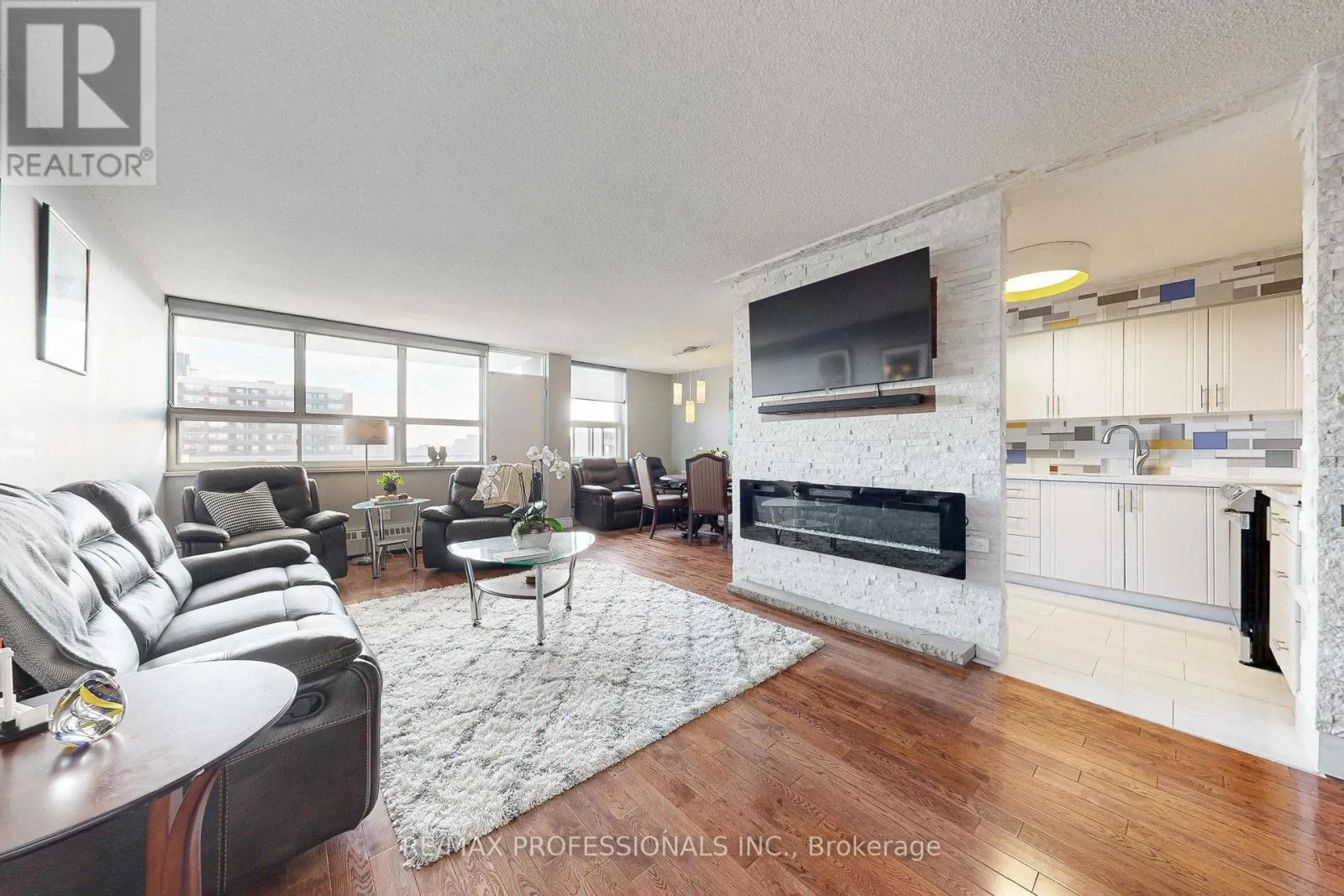 907 - 151 LA ROSE AVENUE