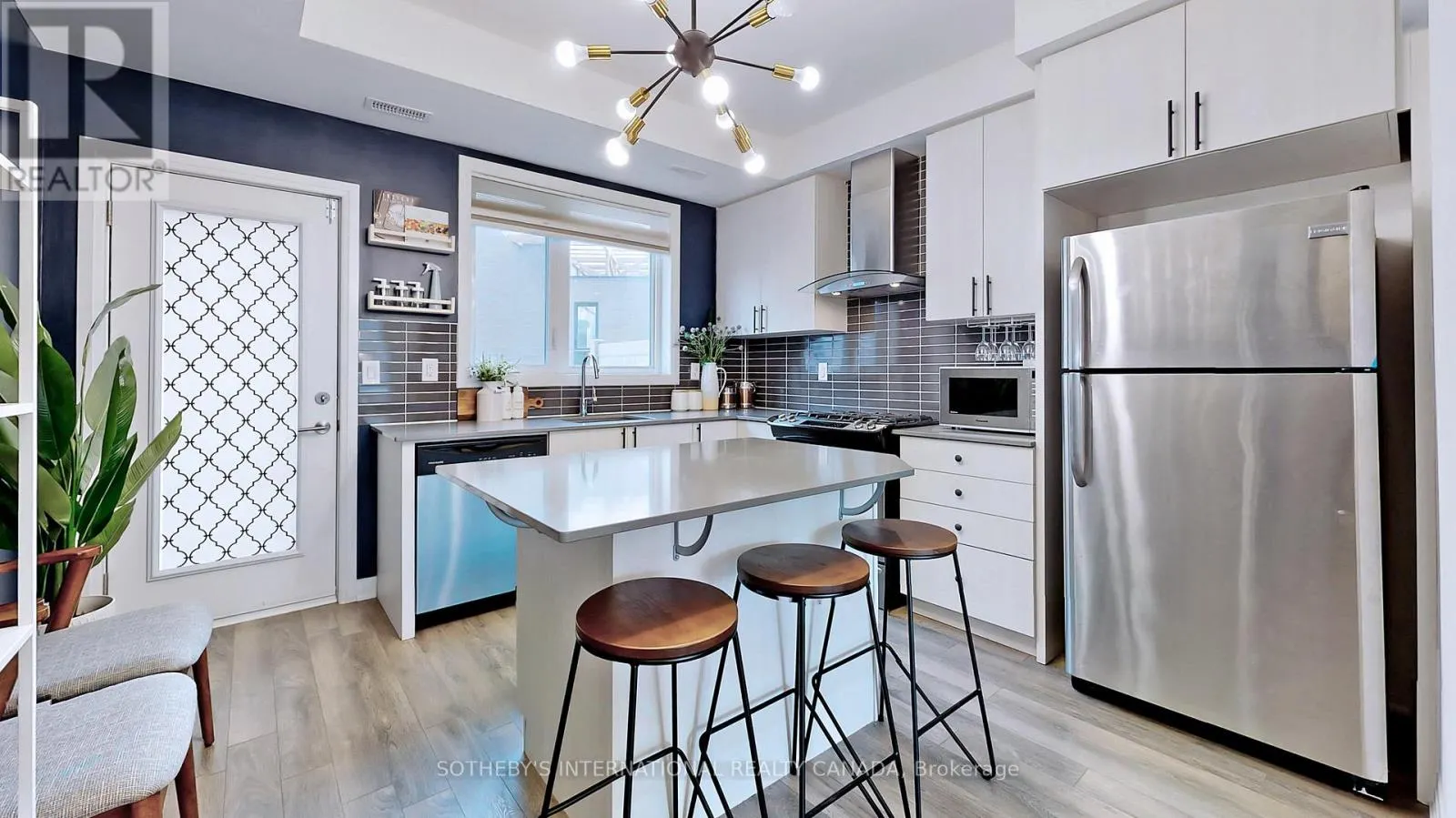 27 THOMAS MULHOLLAND DRIVE