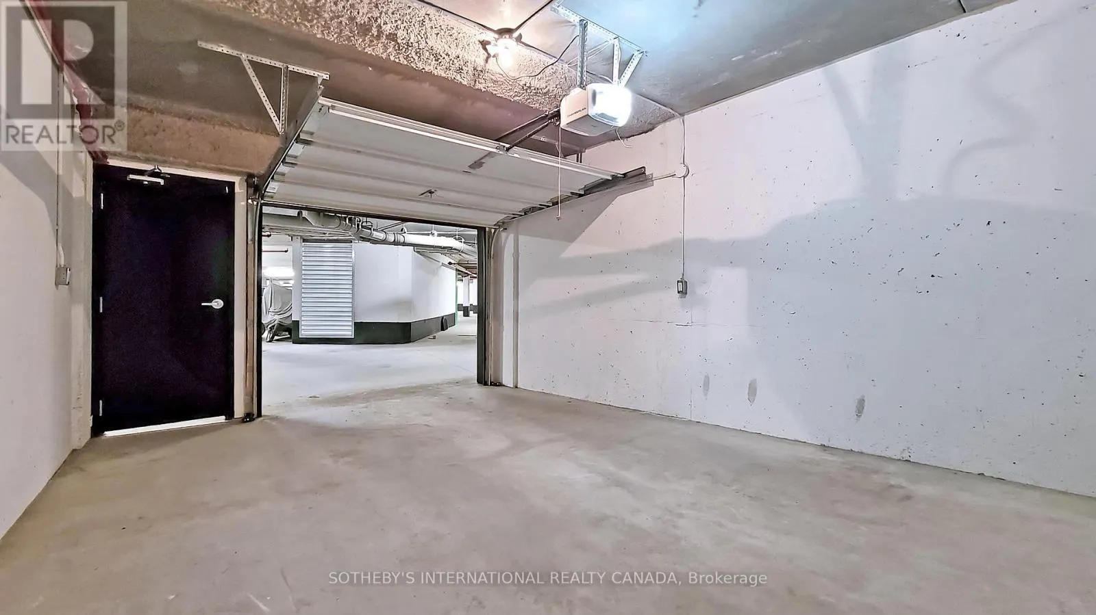 27 THOMAS MULHOLLAND DRIVE