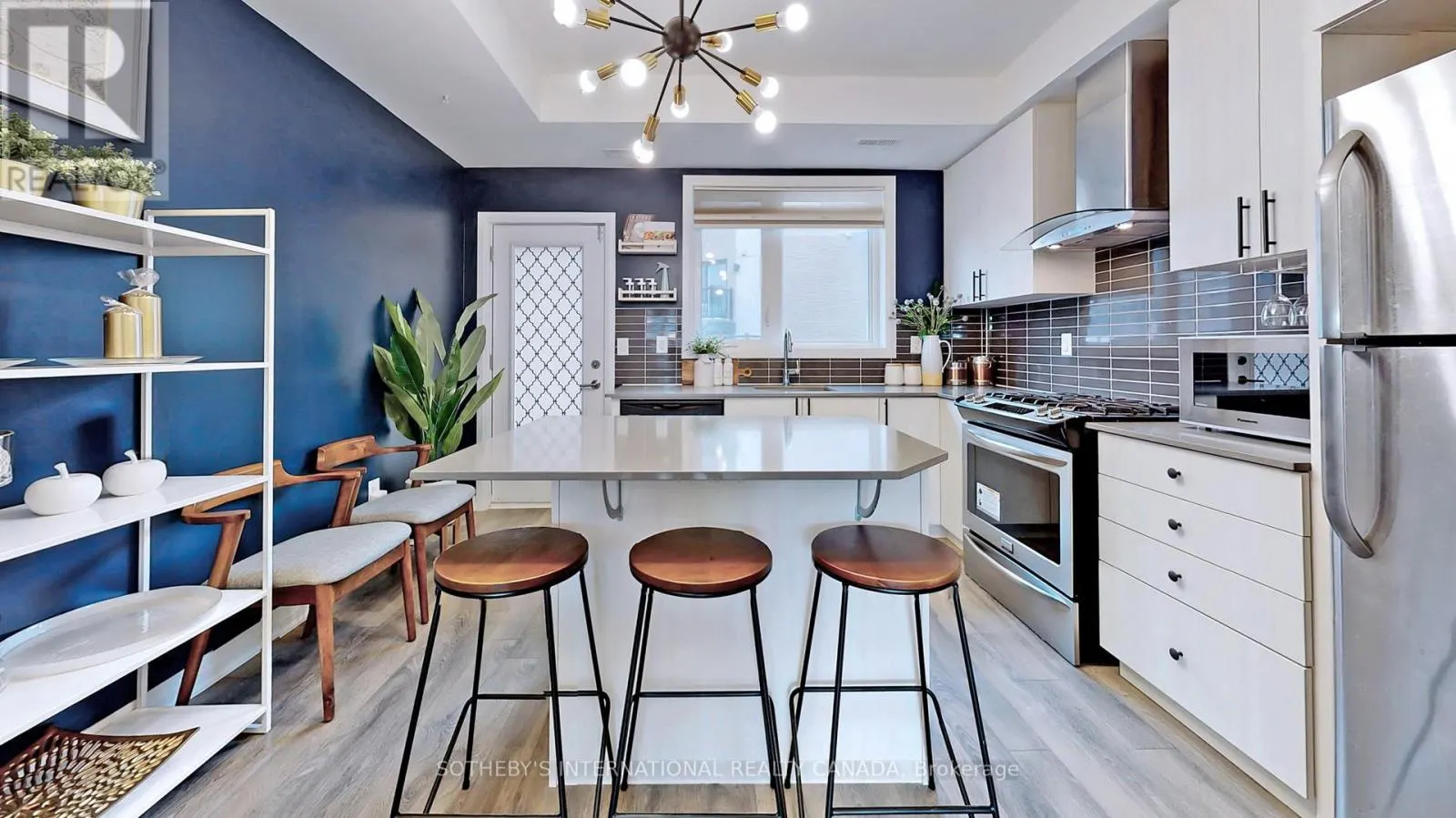 27 THOMAS MULHOLLAND DRIVE