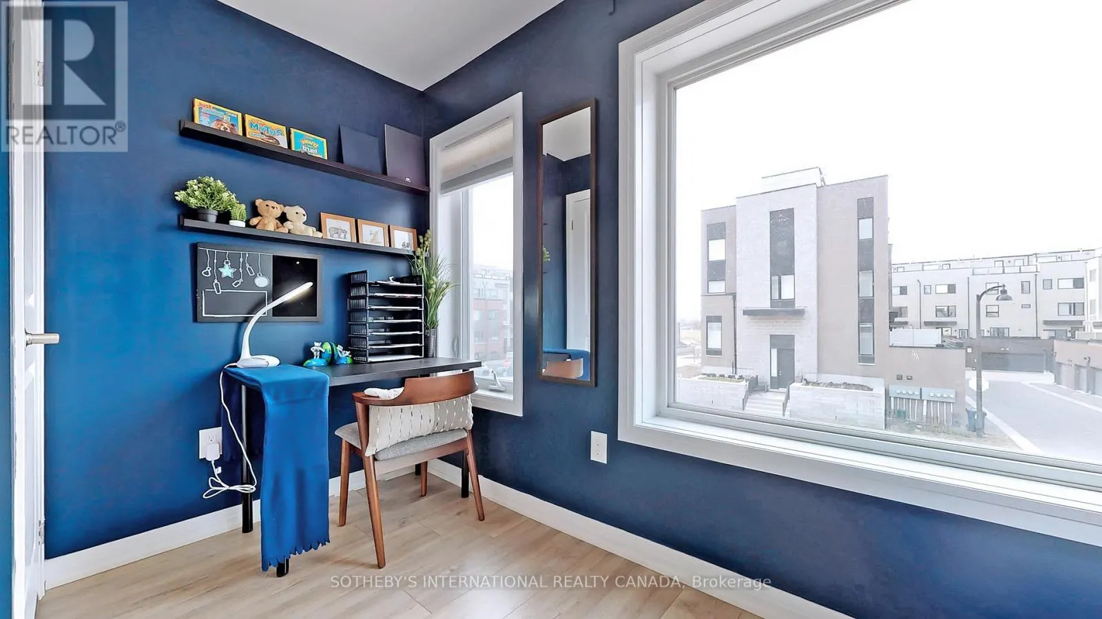 27 THOMAS MULHOLLAND DRIVE