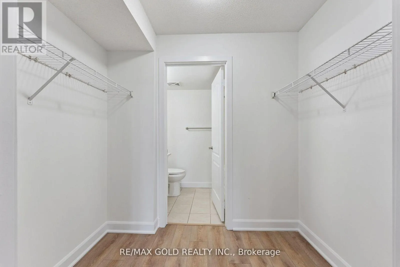 2104 - 6 DAYSPRING CIRCLE