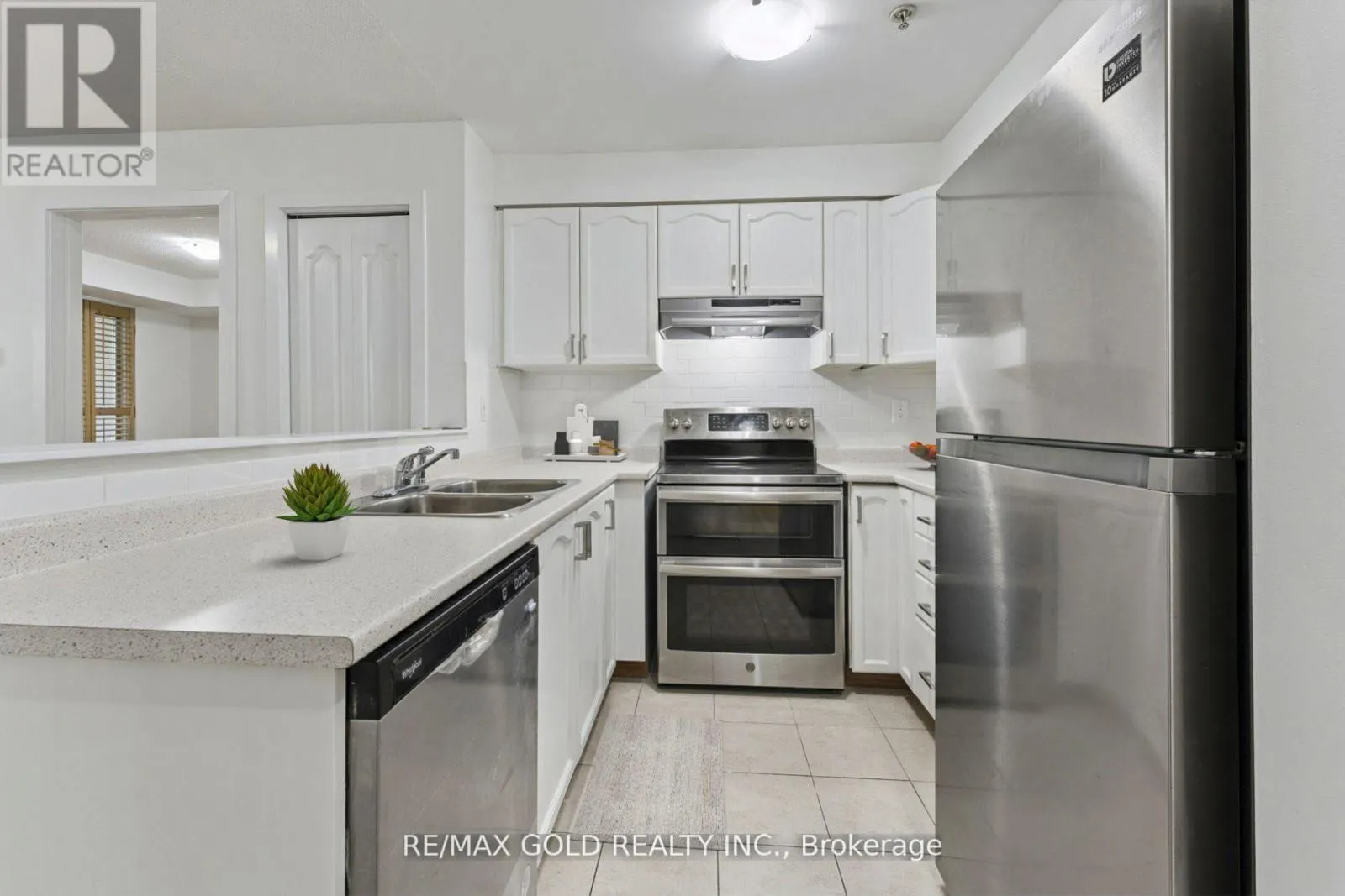 2104 - 6 DAYSPRING CIRCLE