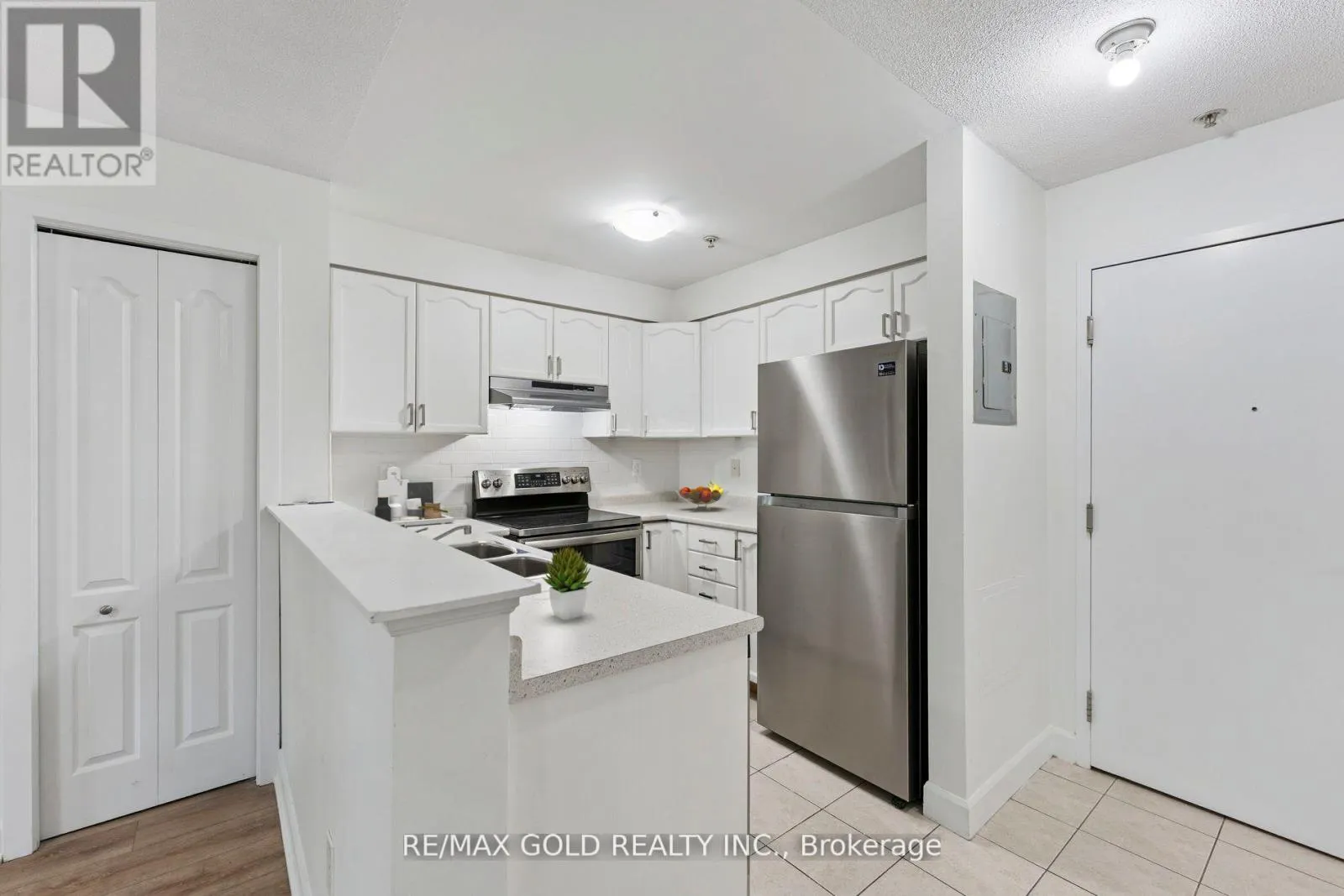 2104 - 6 DAYSPRING CIRCLE