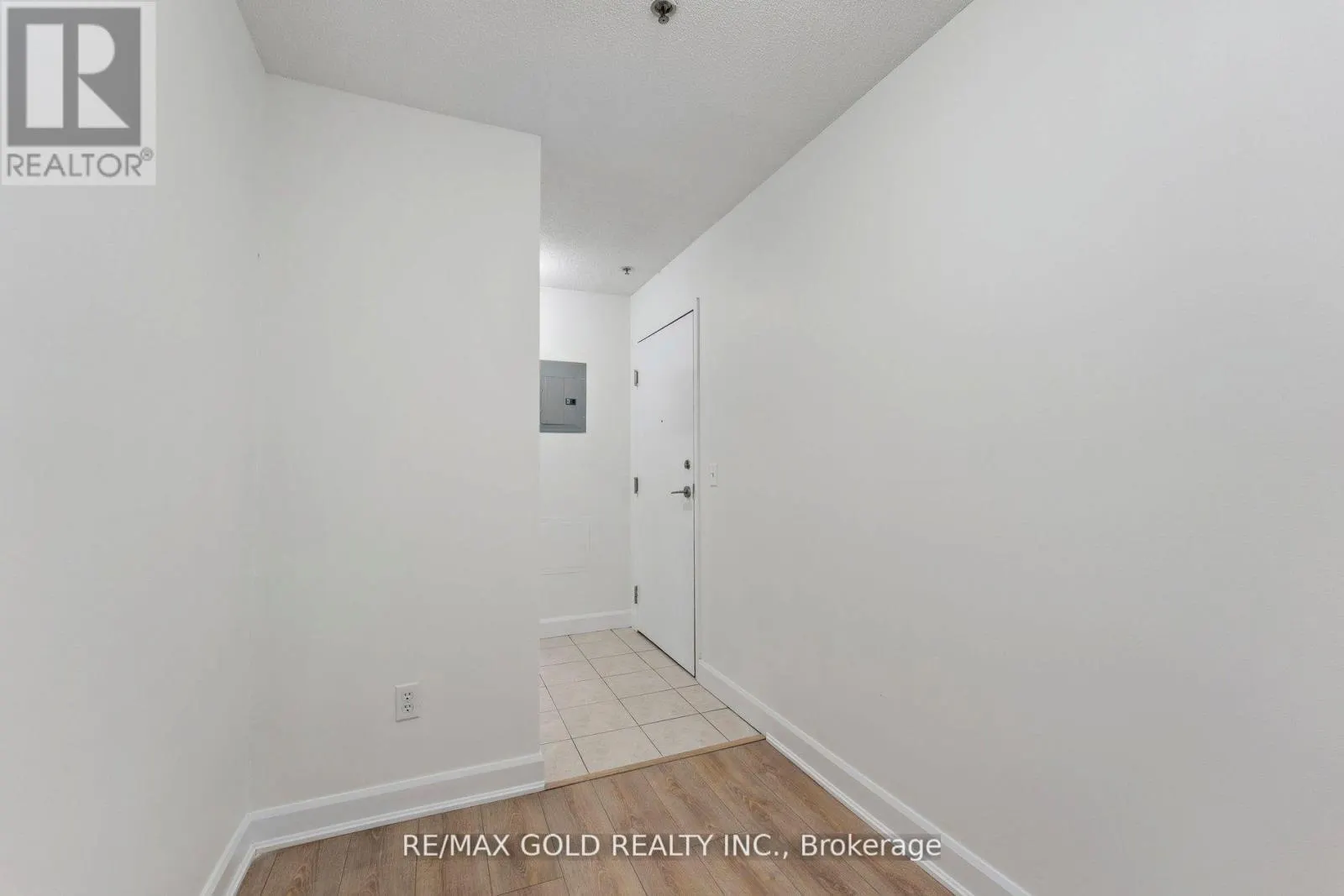 2104 - 6 DAYSPRING CIRCLE