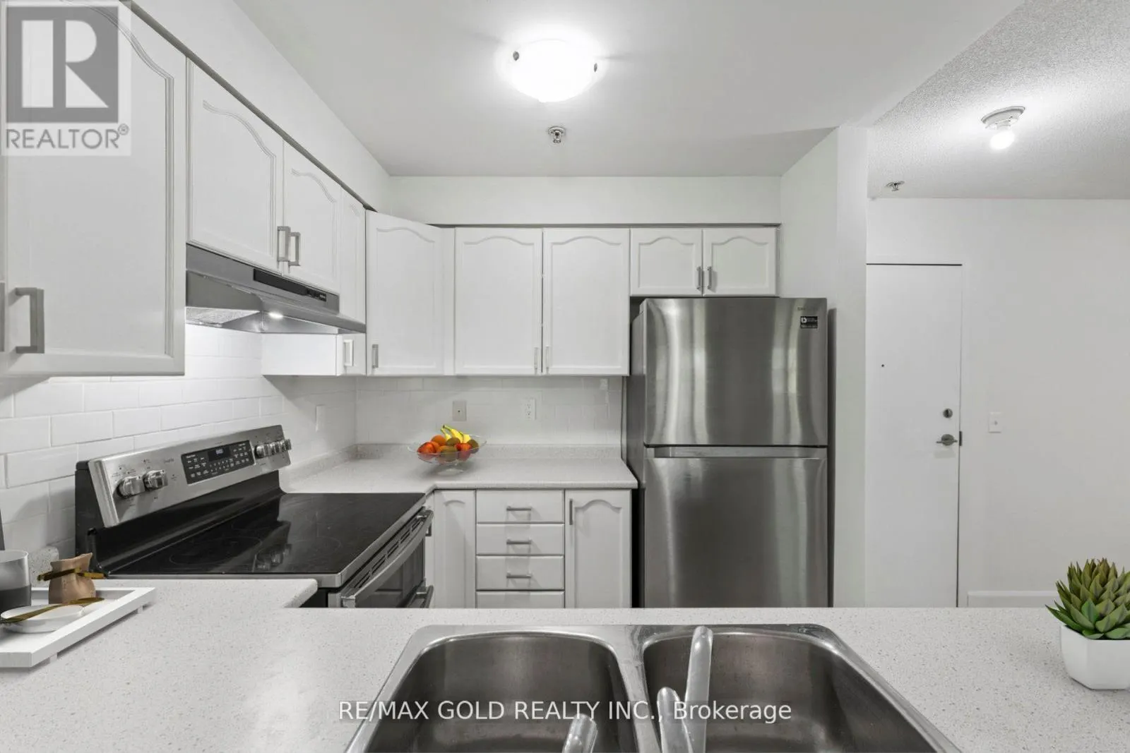 2104 - 6 DAYSPRING CIRCLE