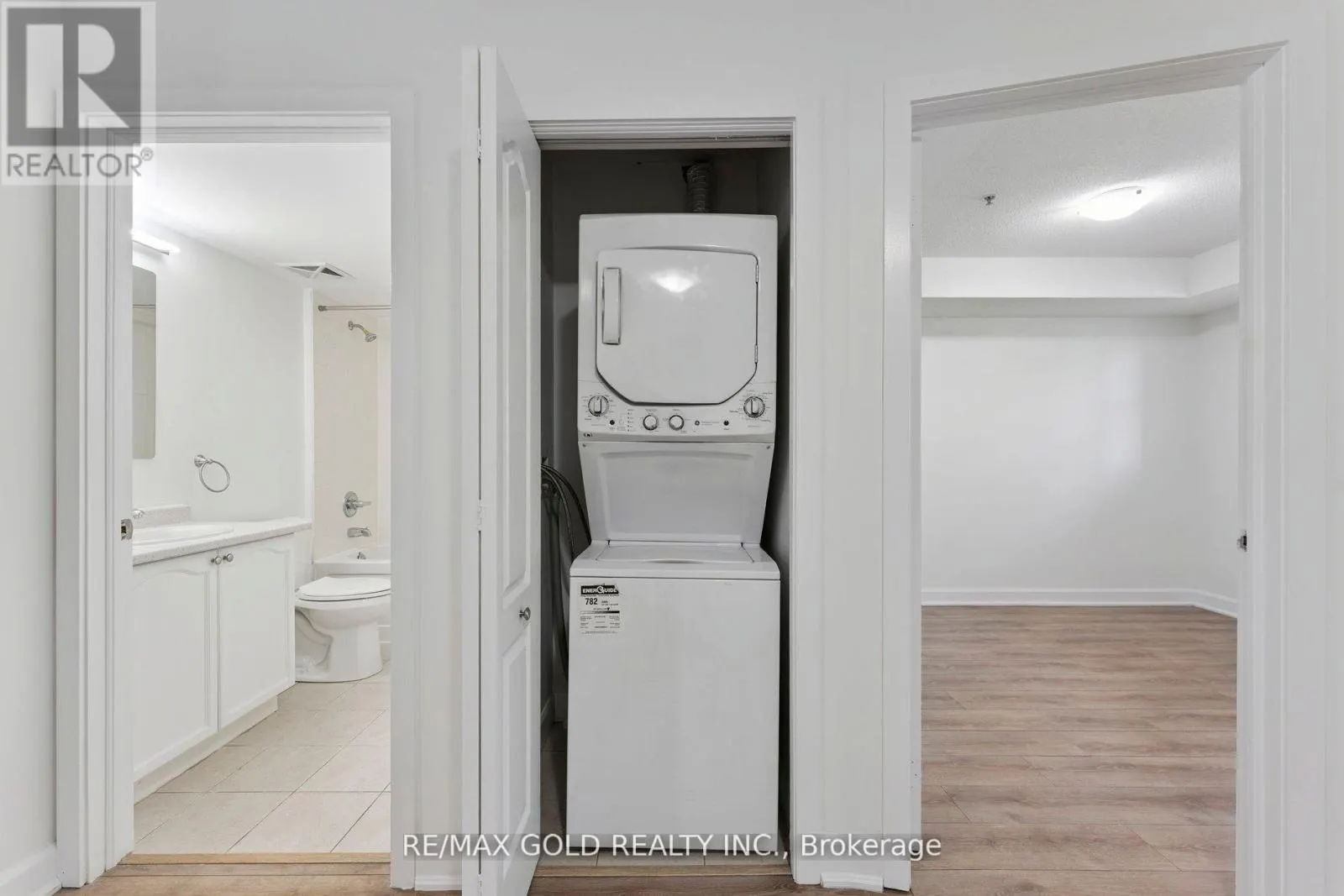 2104 - 6 DAYSPRING CIRCLE