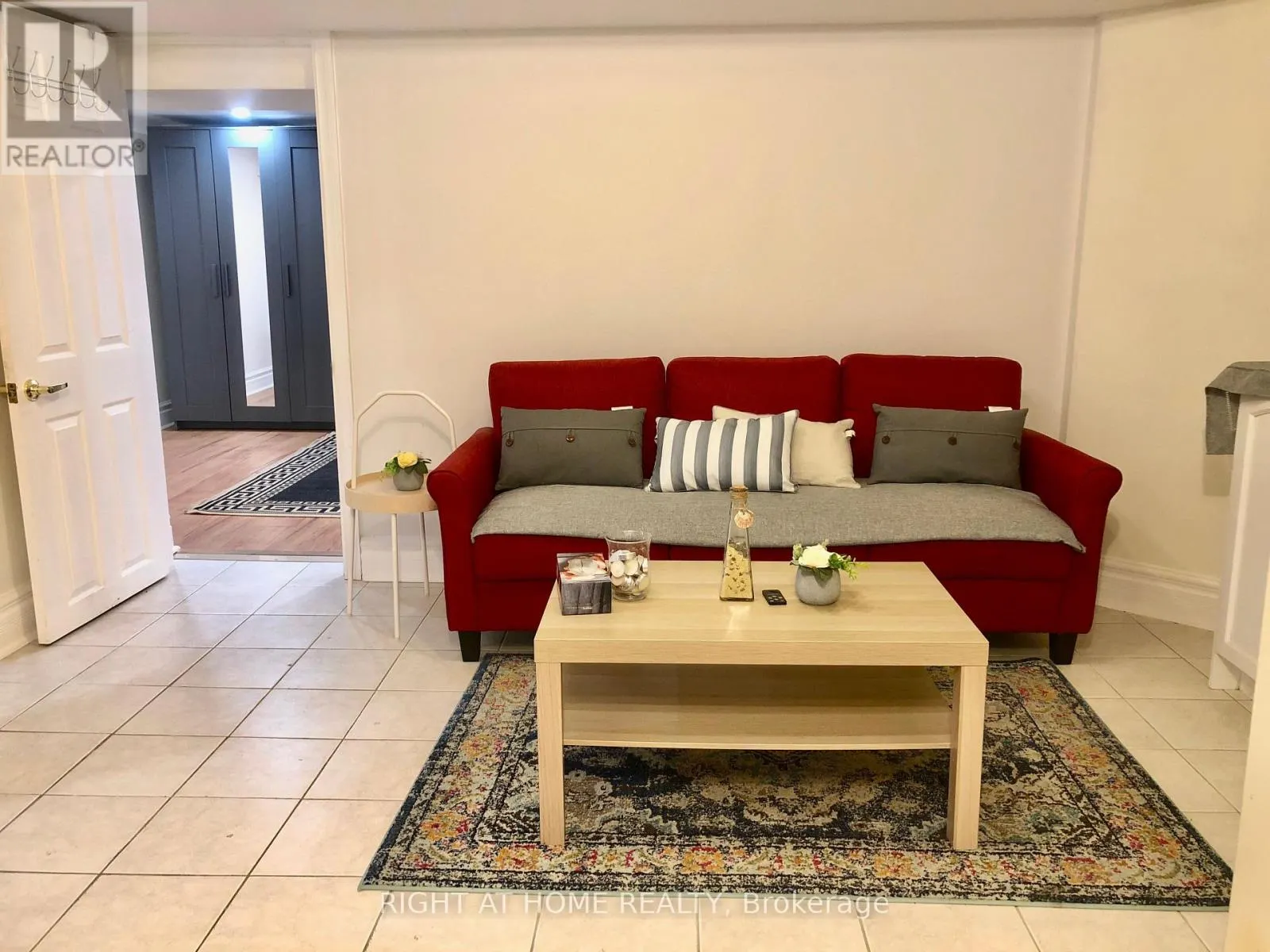 BASEMENT UNIT - 289 LAURENTIAN AVENUE