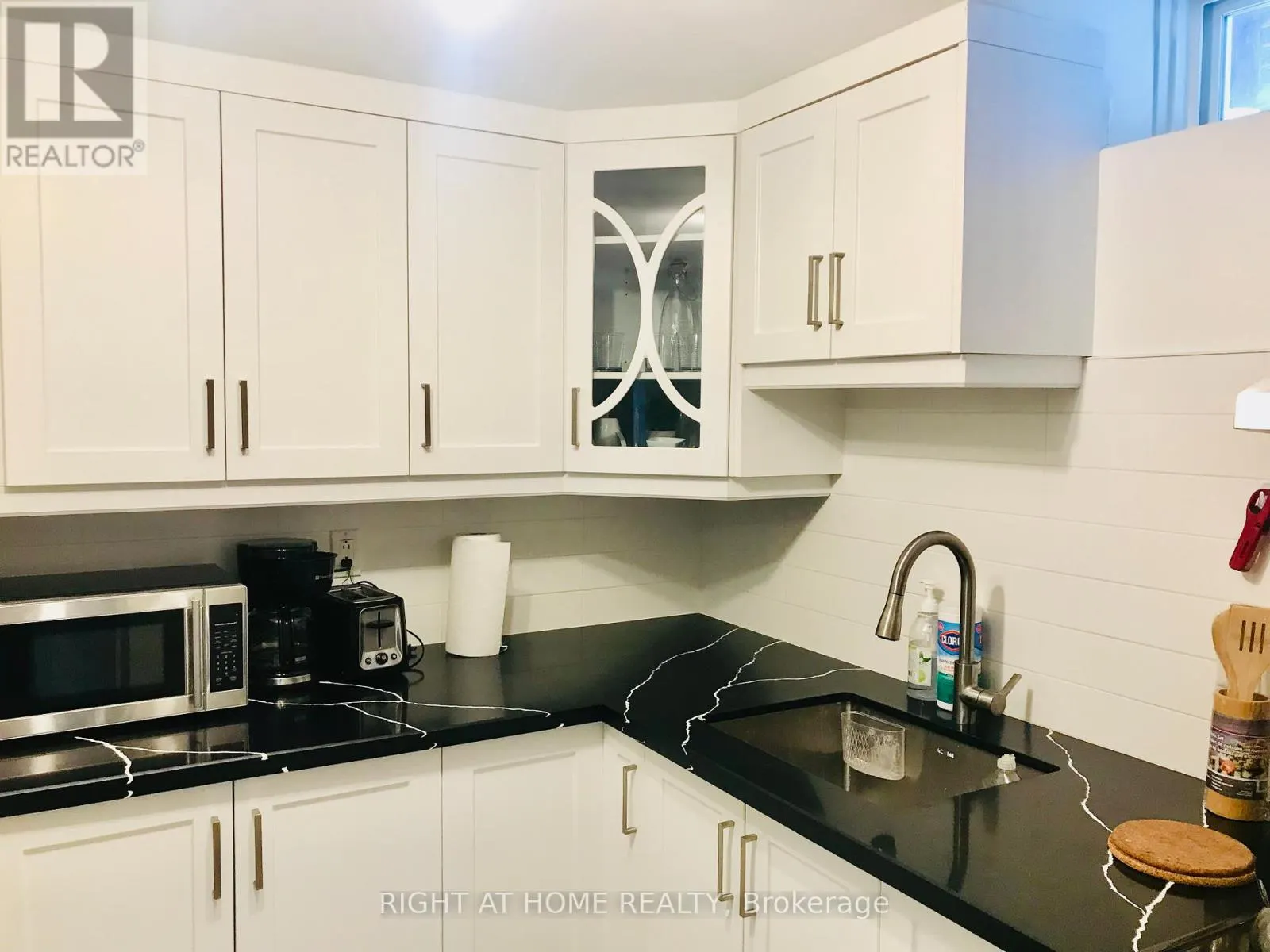 BASEMENT UNIT - 289 LAURENTIAN AVENUE