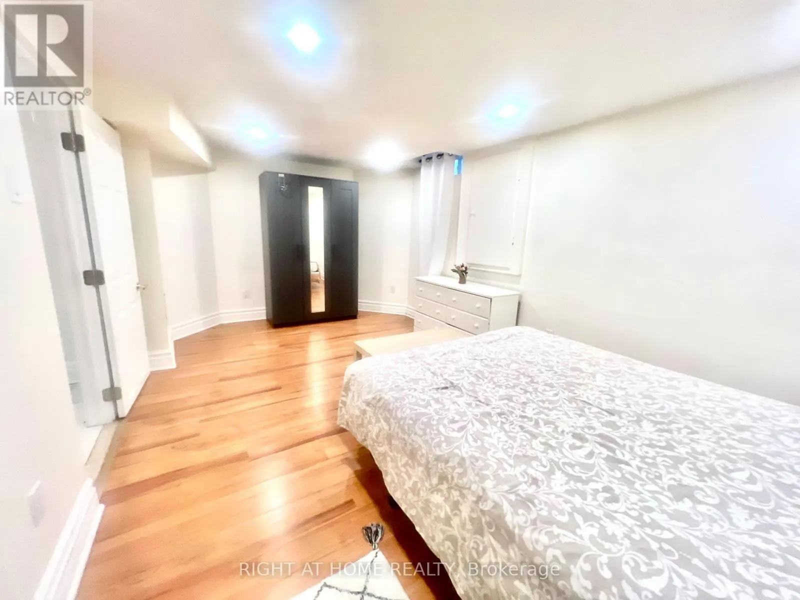 BASEMENT UNIT - 289 LAURENTIAN AVENUE