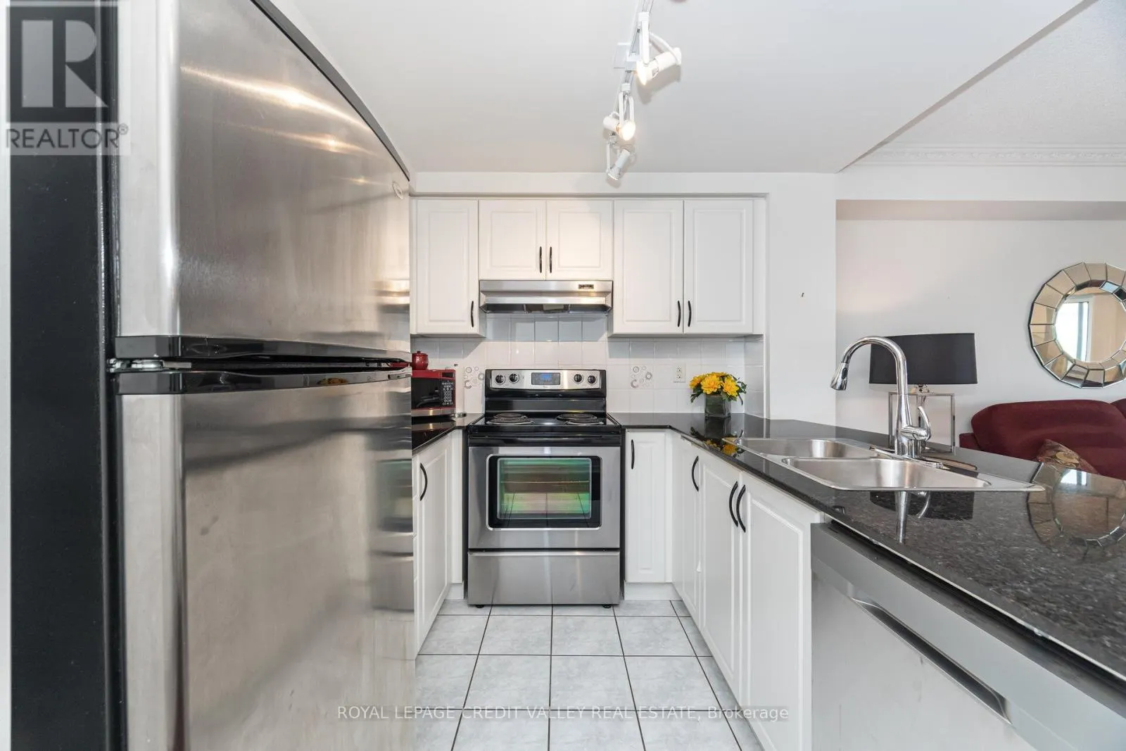 2407 - 9 GEORGE STREET N