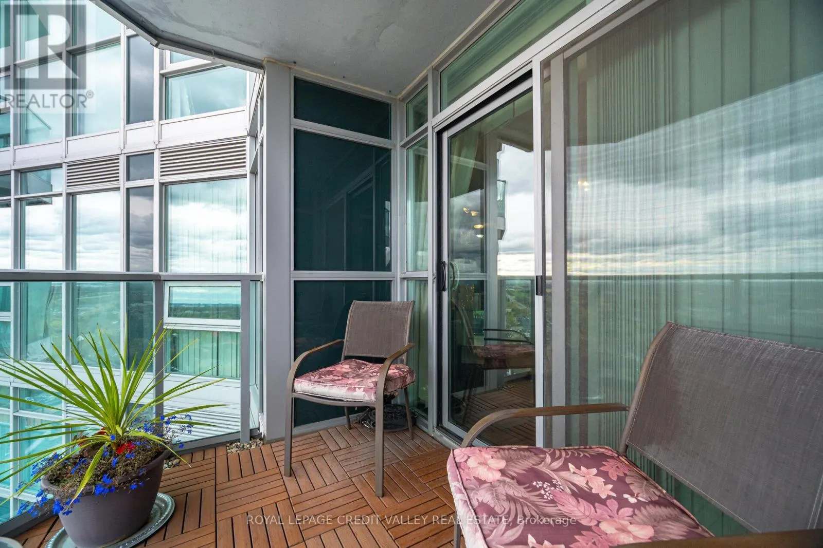 2407 - 9 GEORGE STREET N