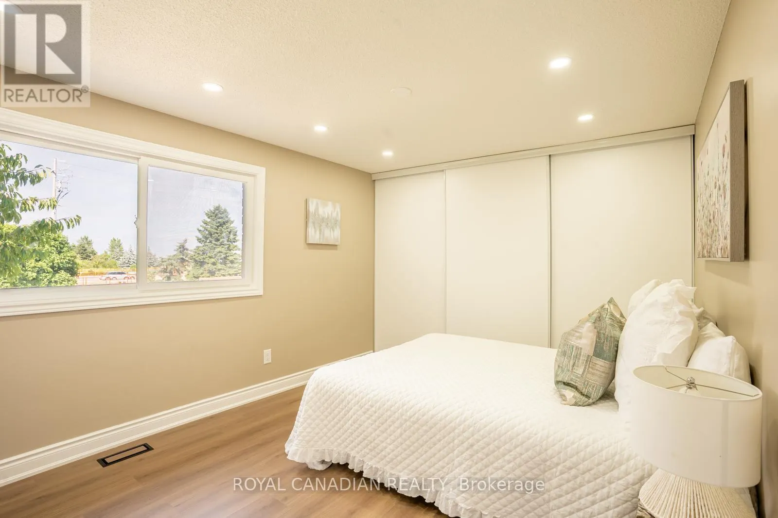 60 CHERRYTREE DRIVE W